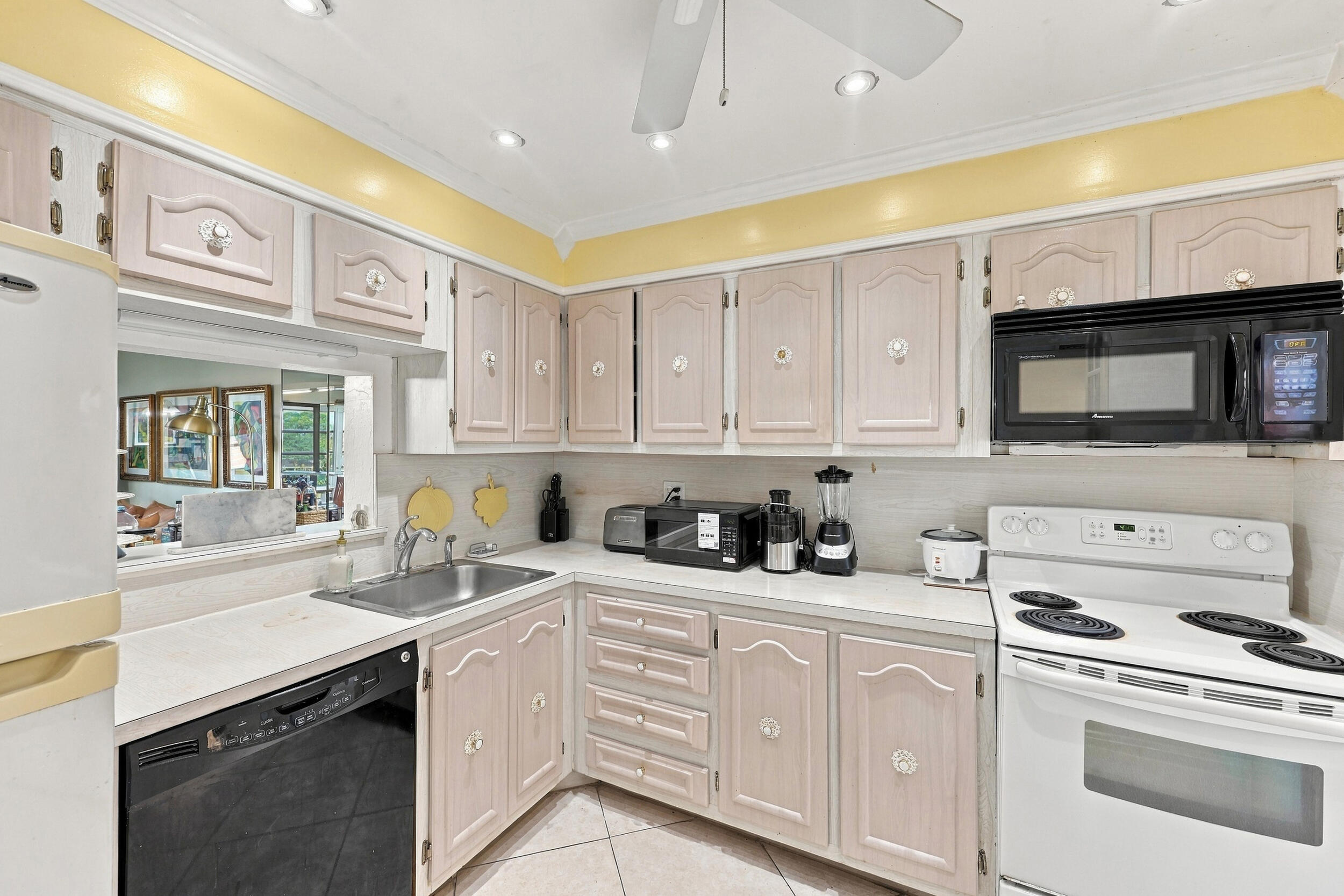 View details of listing 3940 NW 42ND Avenue 313, Lauderdale Lakes, FL 33319 Lauderdale Lakes with MLS# 