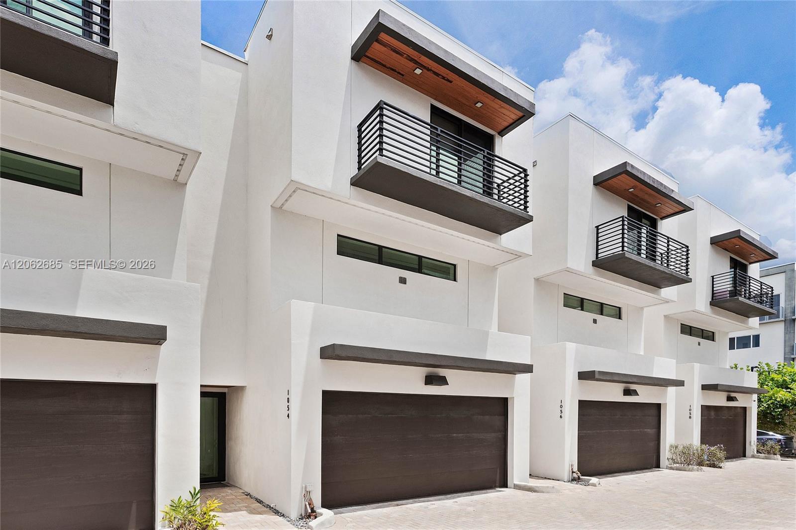 Listing  1054 N VICTORIA PARK Road, Fort Lauderdale, FL 33304, Fort Lauderdale, FL 33304