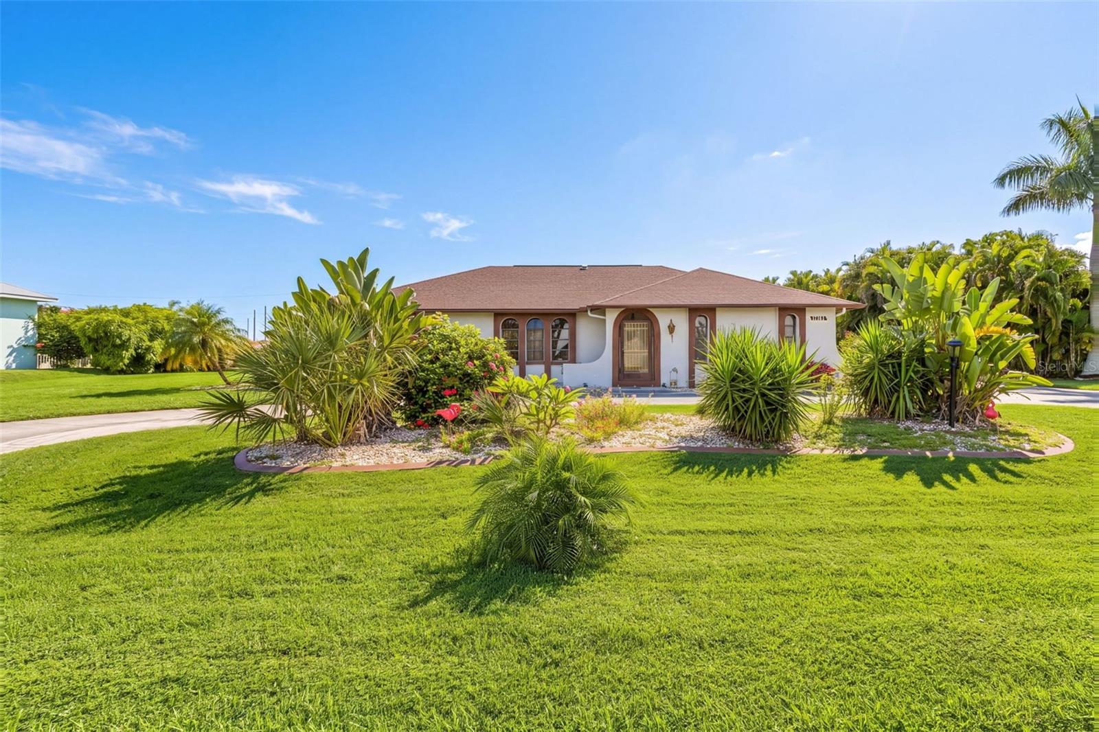 View details of listing 17161 WATERS EDGE CIR NORTH FORT MYERS with MLS# C7531500