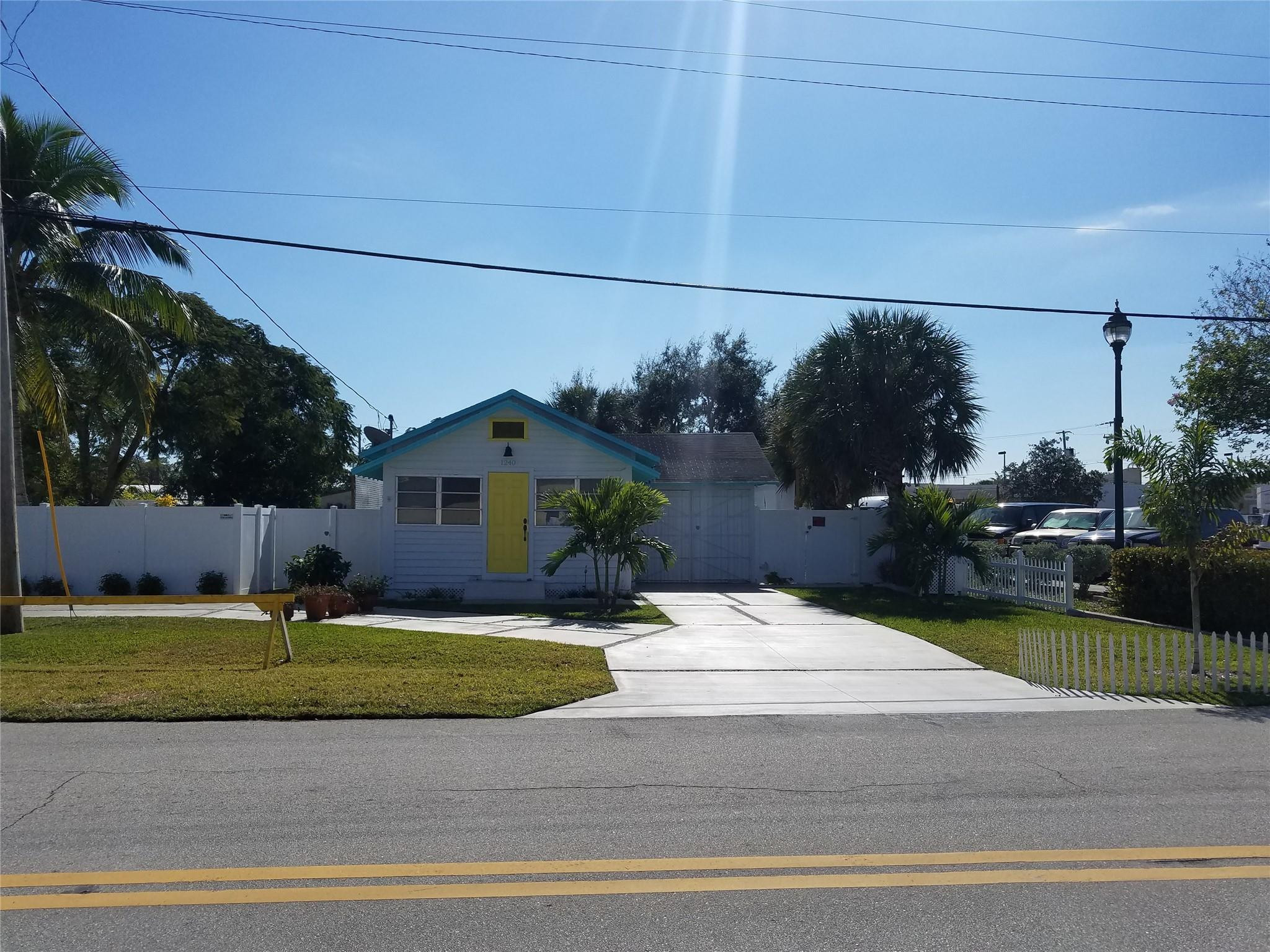 View details of listing 1240 NE 34th Court, Oakland Park, FL 33334 Oakland Park with MLS#