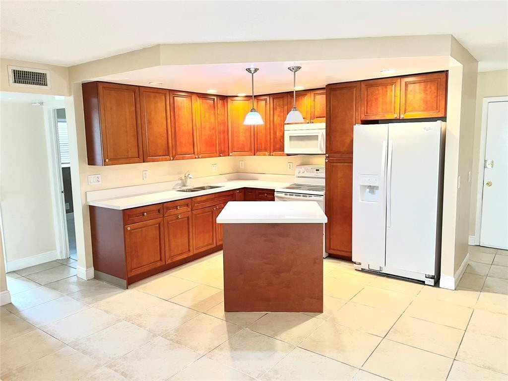 View details of listing 4425 Treehouse Lane A, Tamarac, FL 33319 Tamarac with MLS#