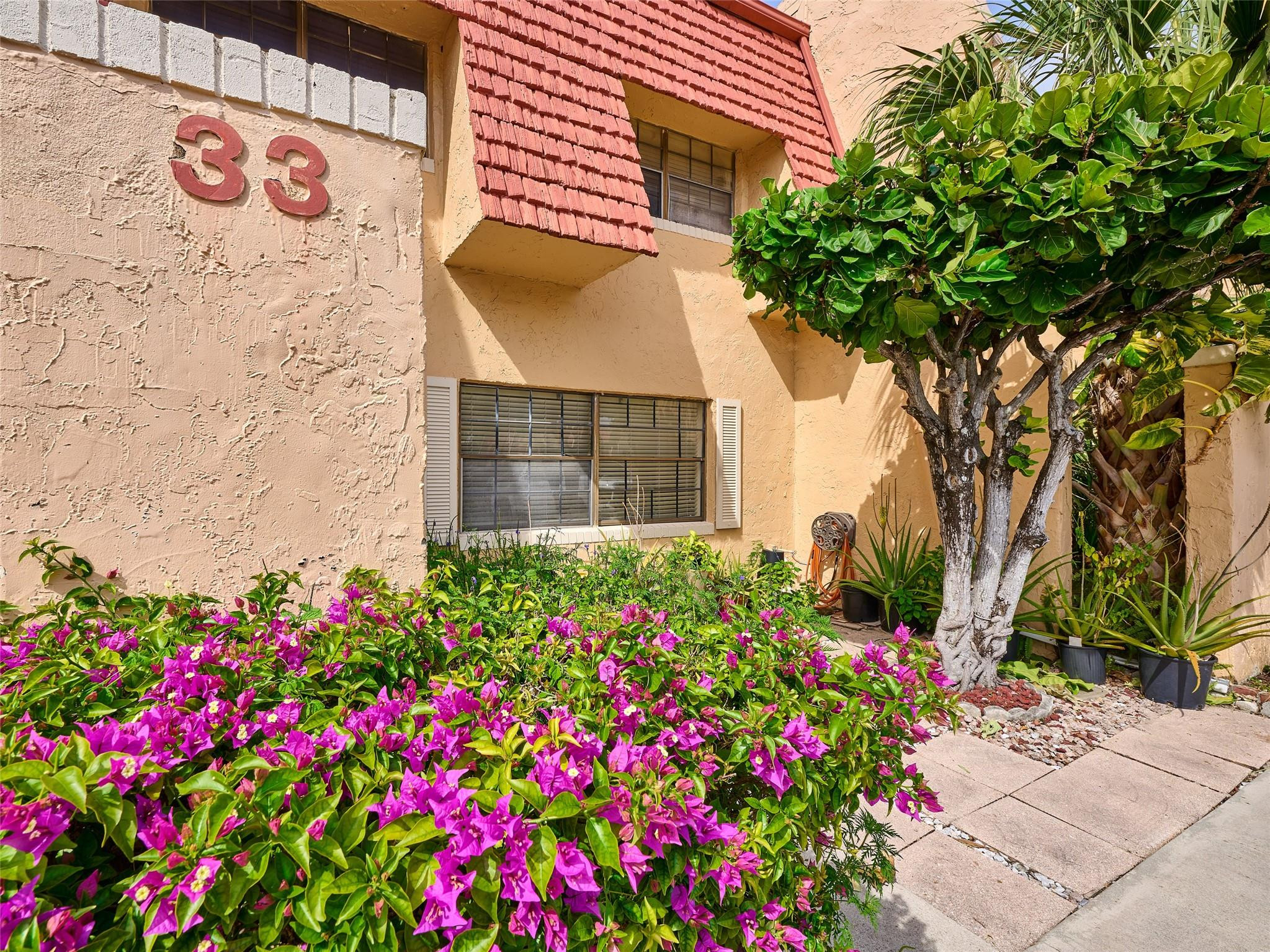 View details of listing 33 Spinning Wheel Lane 33, Tamarac, FL 33319 Tamarac with MLS# 