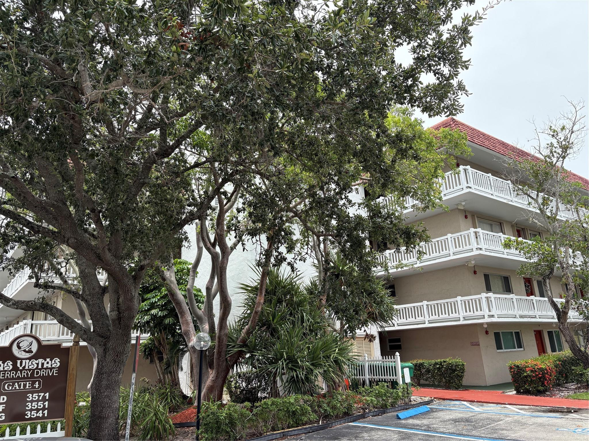 View details of listing 3571 Inverrary Drive 209, Lauderhill, FL 33319 Lauderhill with MLS# 