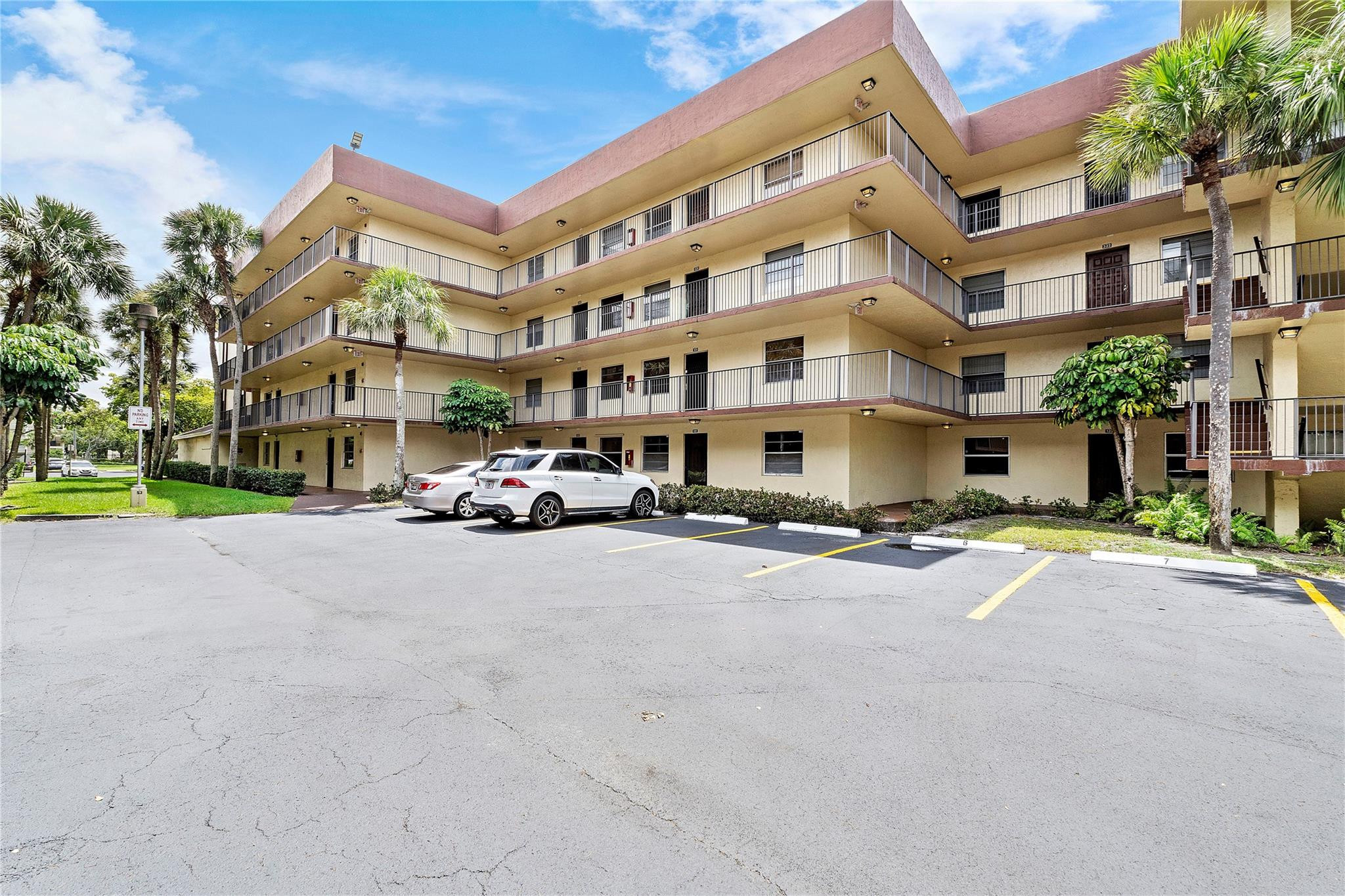 View details of listing 3141 NW 47th Terrace 130, Lauderdale Lakes, FL 33319 Lauderdale Lakes with MLS# 
