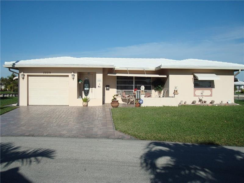 View details of listing 5809 NW 85th Avenue, Tamarac, FL 33321 Tamarac with MLS#