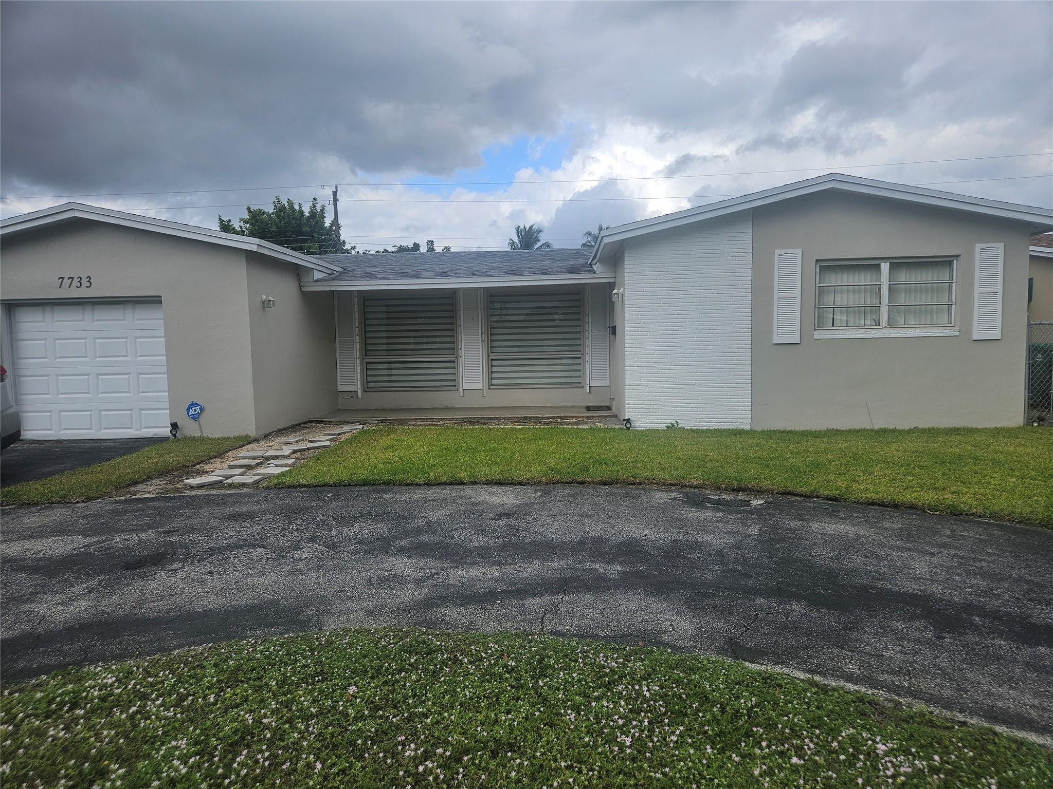 View details of listing 7733 Embassy Boulevard, Miramar, FL 33023 Miramar with MLS#