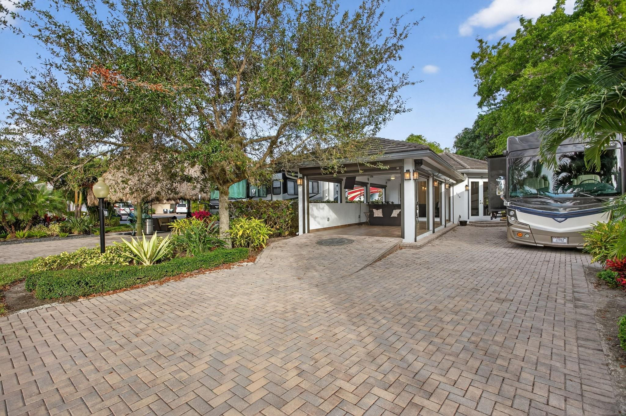 View details of listing 119 S Cortez Drive 119, Margate, FL 33068 Margate with MLS#