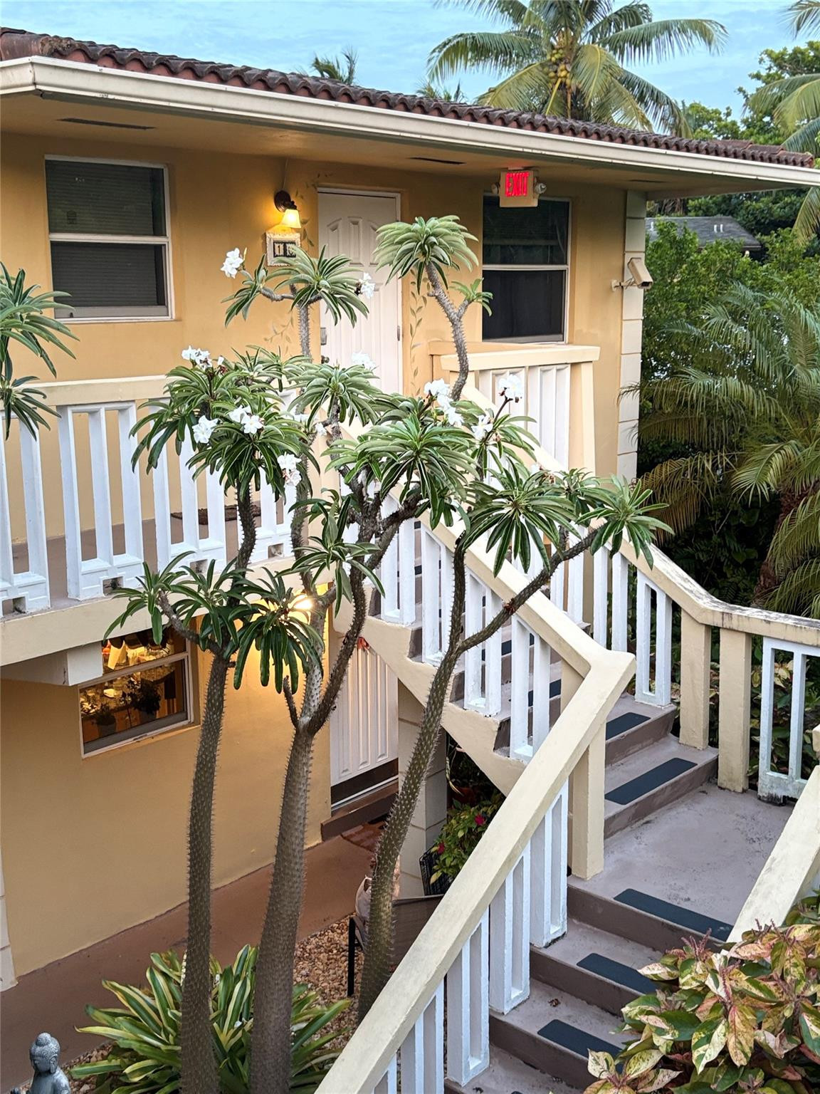 View details of listing 811 NE 14th Place 6, Fort Lauderdale, FL 33304 Fort Lauderdale with MLS# 