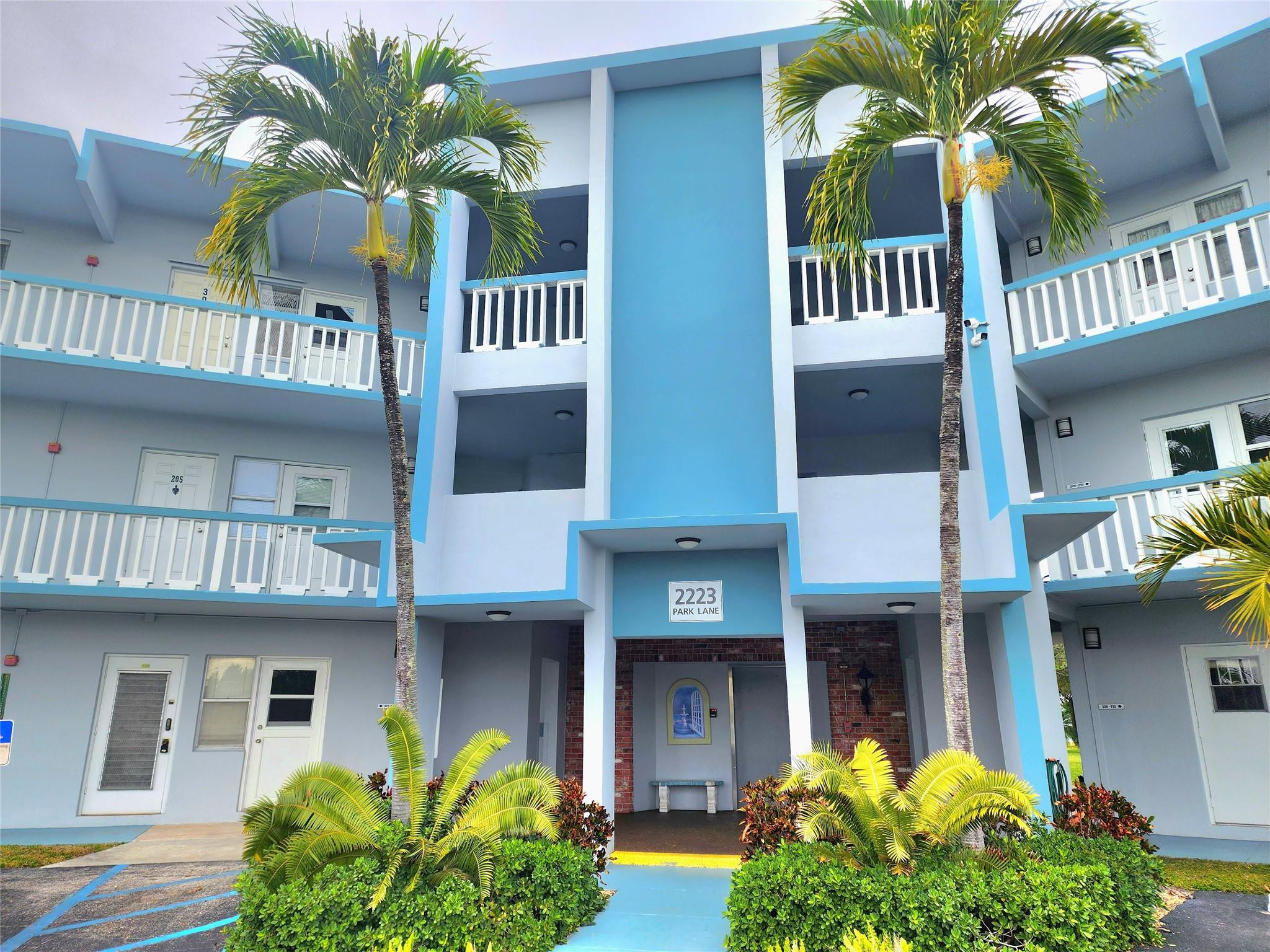 View details of listing 2223 Park Lane 105, Hollywood, FL 33021 Hollywood with MLS#