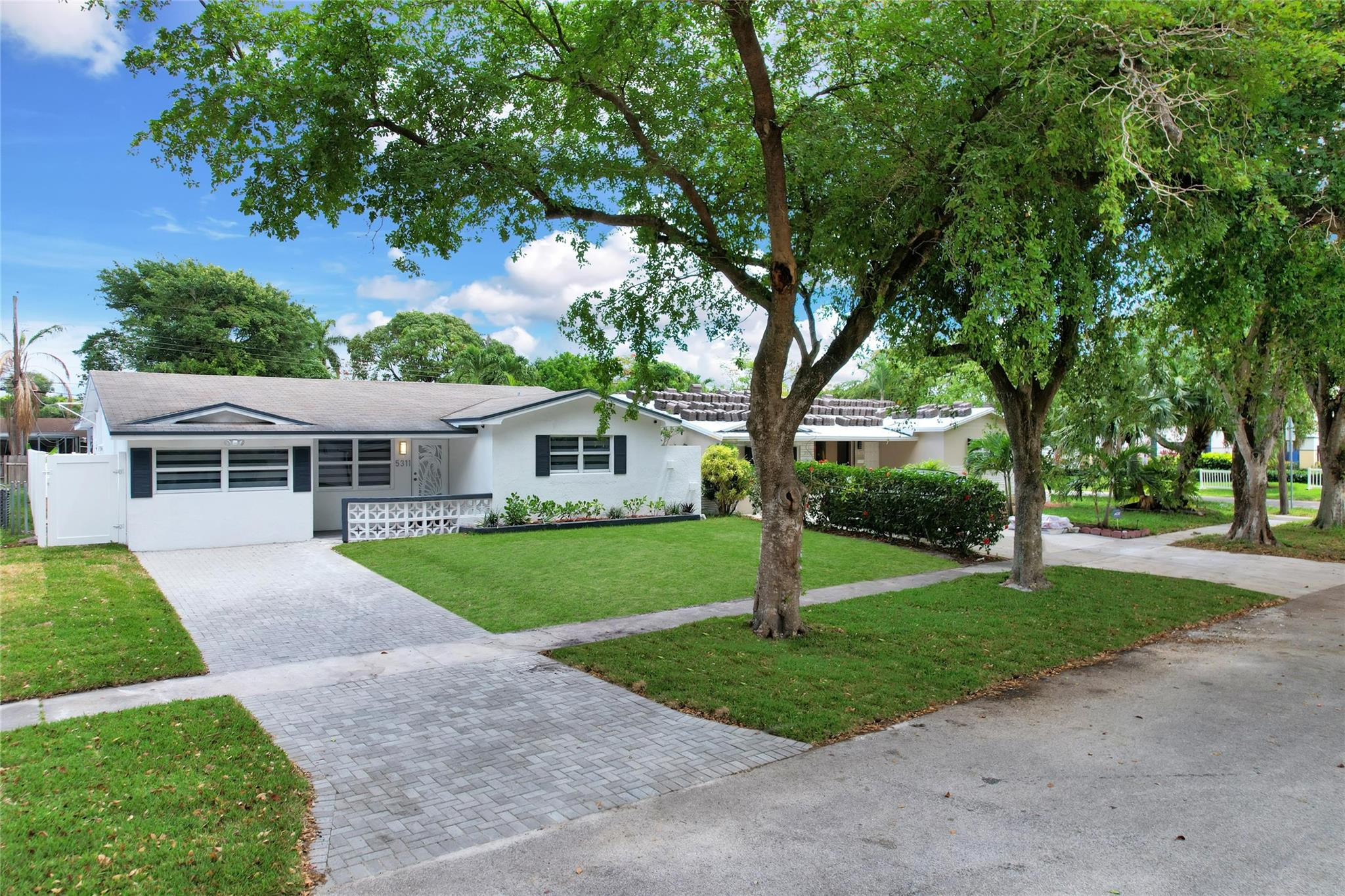 View details of listing 5311 Pierce Street, Hollywood, FL 33021 Hollywood with MLS#