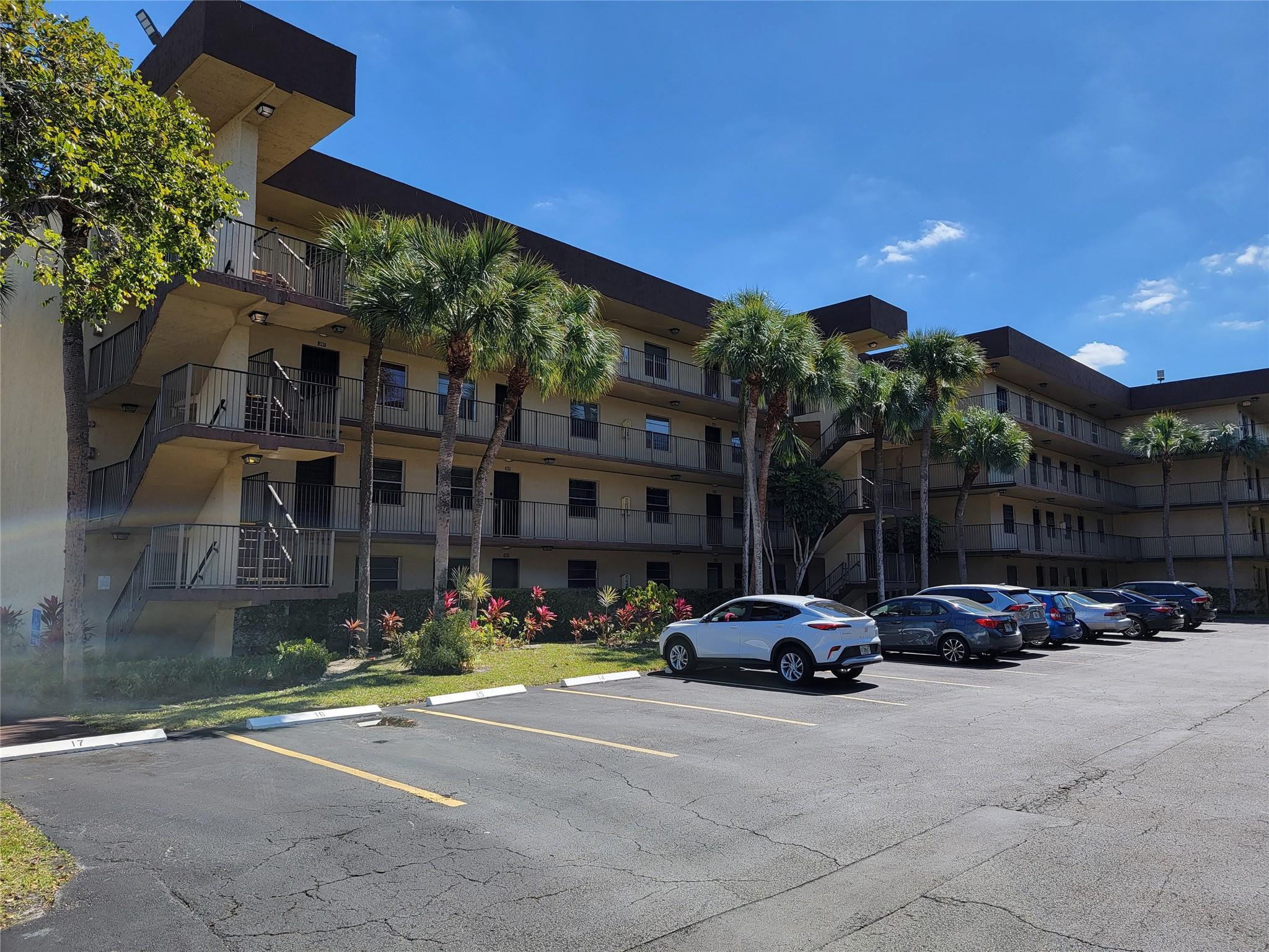 View details of listing 3121 NW 47th Terrace 403, Lauderdale Lakes, FL 33319 Lauderdale Lakes with MLS# 