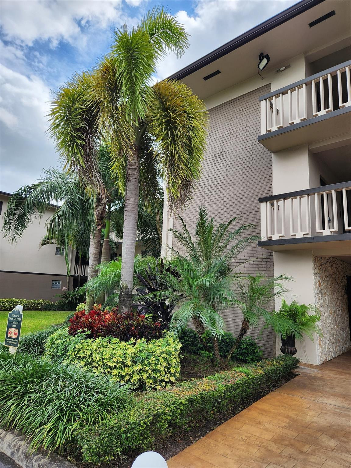 View details of listing 4900 Washington Street 309, Hollywood, FL 33021 Hollywood with MLS#