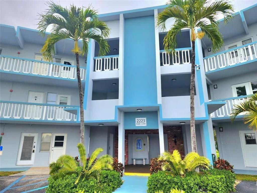 View details of listing 2223 Park Lane 302, Hollywood, FL 33021 Hollywood with MLS#