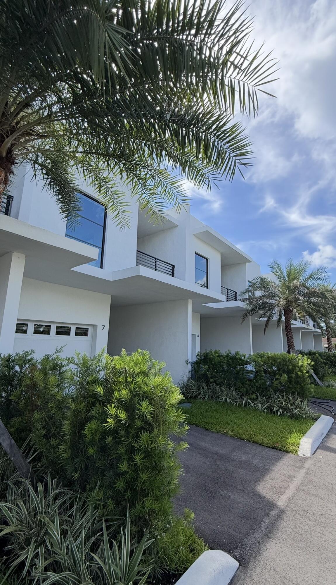 View details of listing 2511 Pierce Street 2, Hollywood, FL 33020 Hollywood with MLS# 