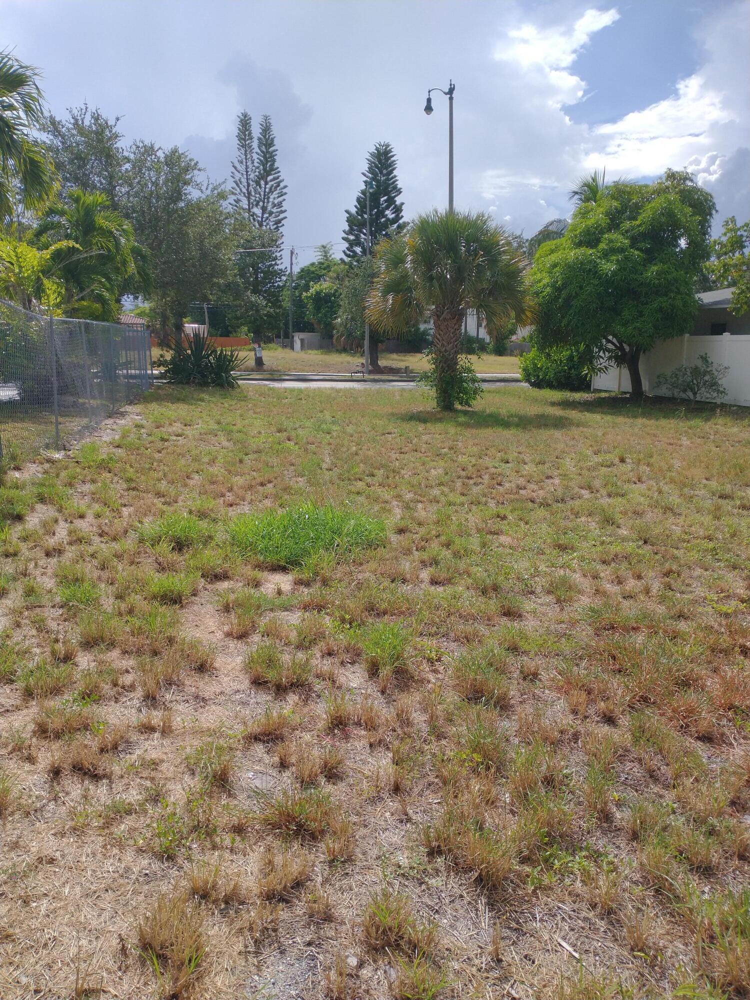 View details of listing 2907 Broadway Avenue, West Palm Beach, FL 33407 West Palm Beach with MLS# 