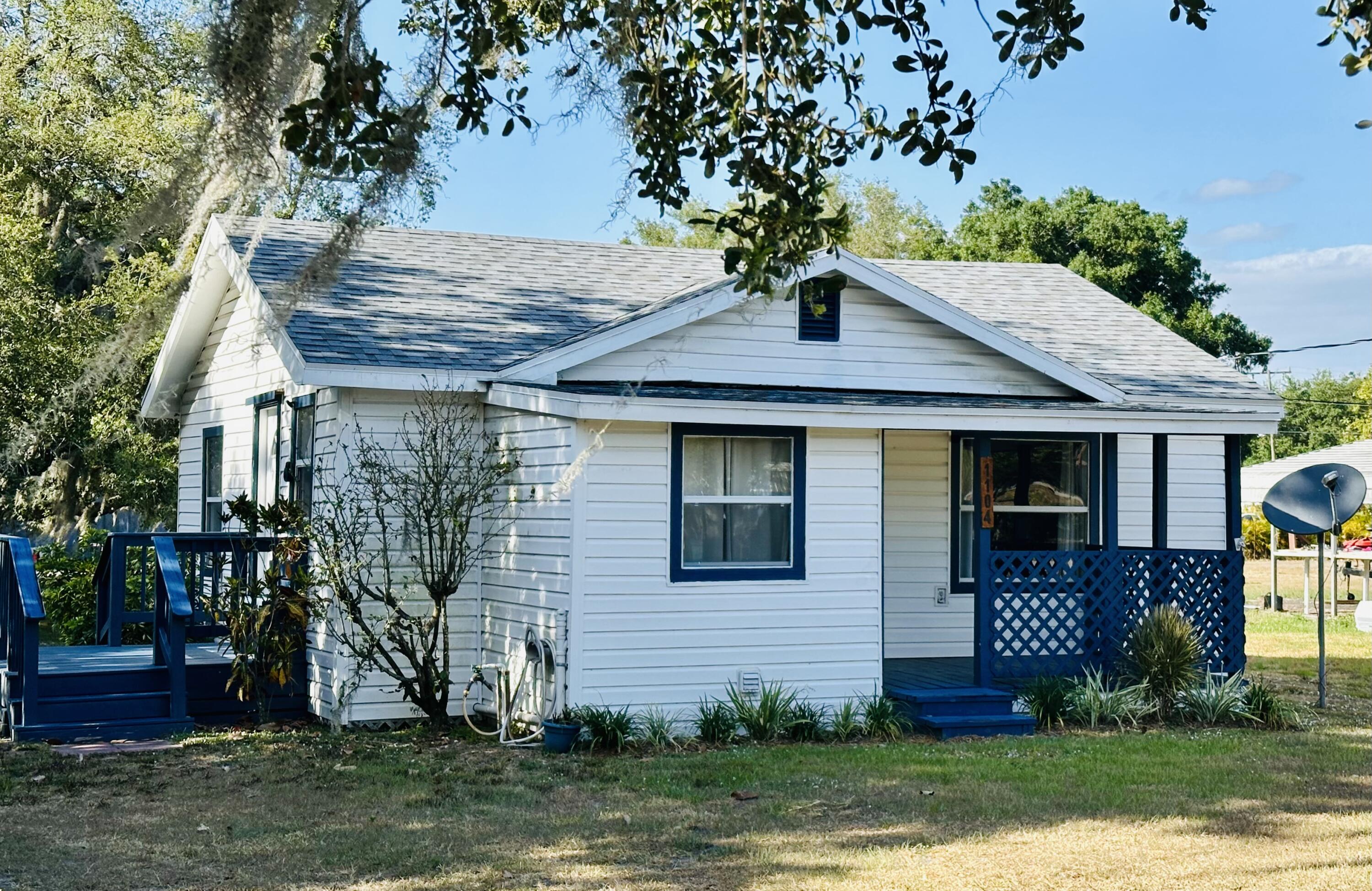 View details of listing 1104 SW 11th Street, Okeechobee, FL 34974 Okeechobee with MLS# 