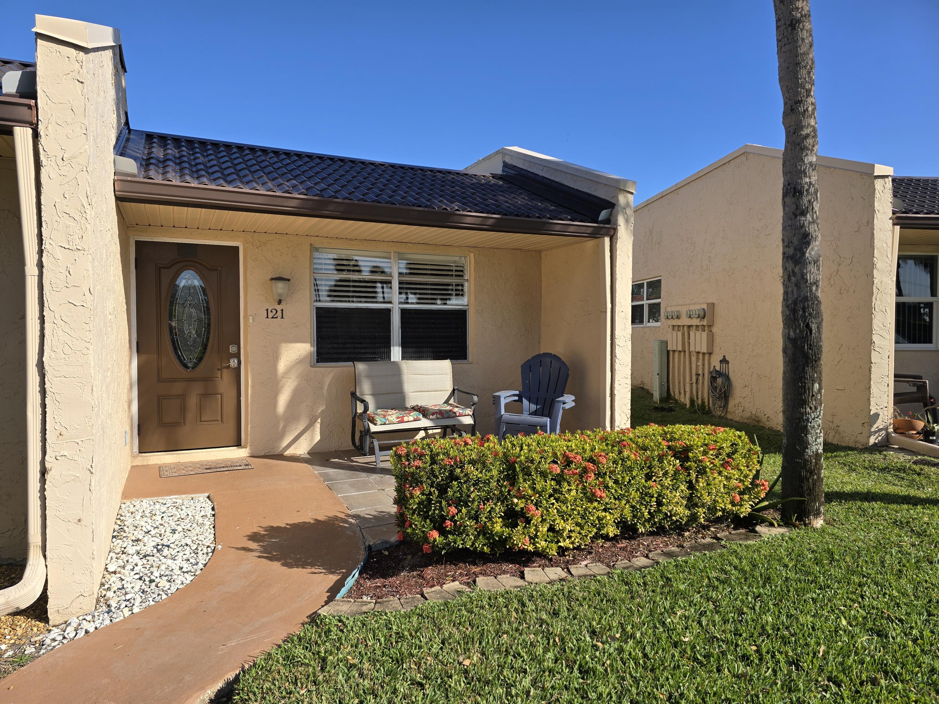 View details of listing 121 Lake Gloria Drive, West Palm Beach, FL 33411 West Palm Beach with MLS# 