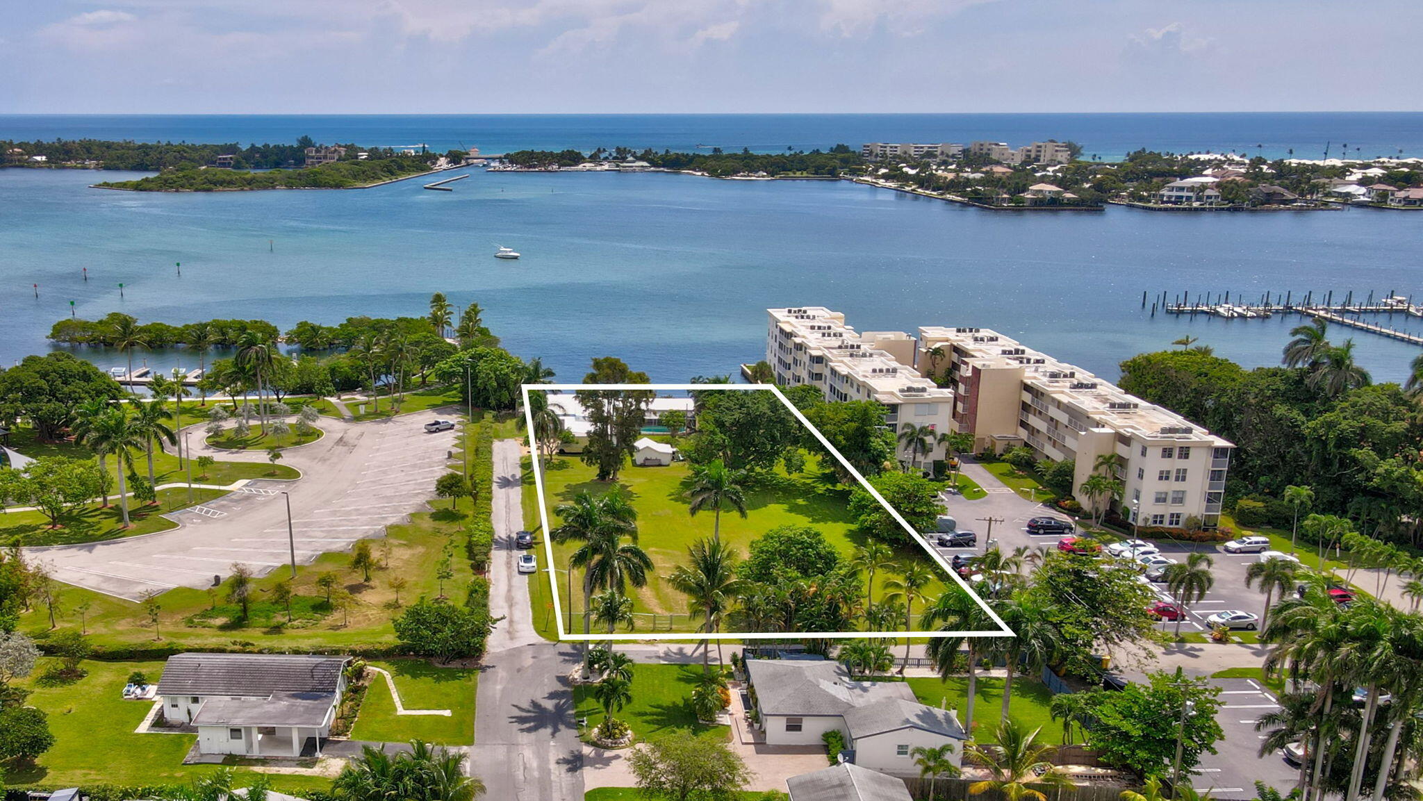 View details of listing 670 Oak Street, Boynton Beach, FL 33435 Boynton Beach with MLS#
