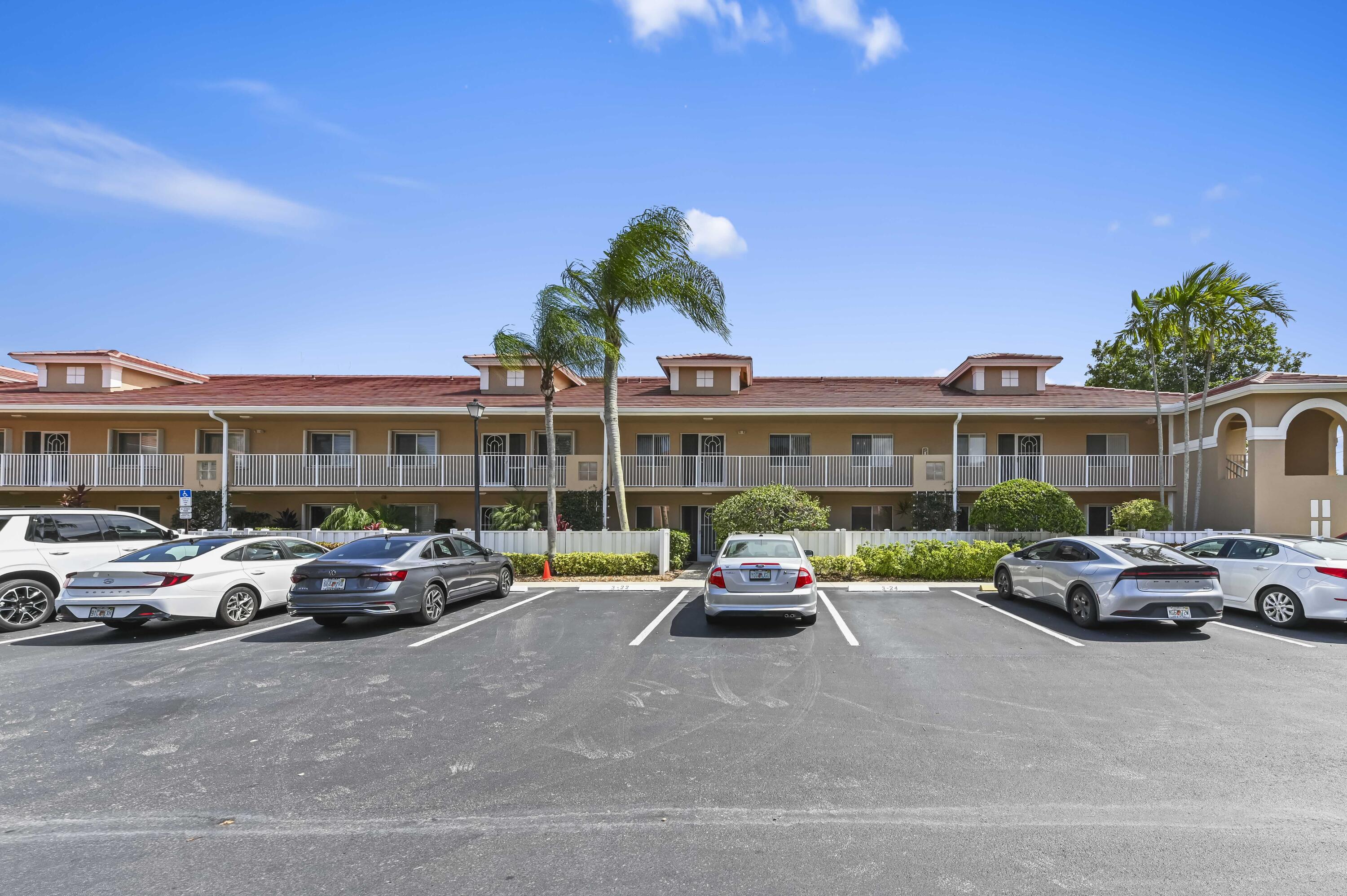 View details of listing 5952 Regal Glen Drive 207, Boynton Beach, FL 33437 Boynton Beach with MLS#
