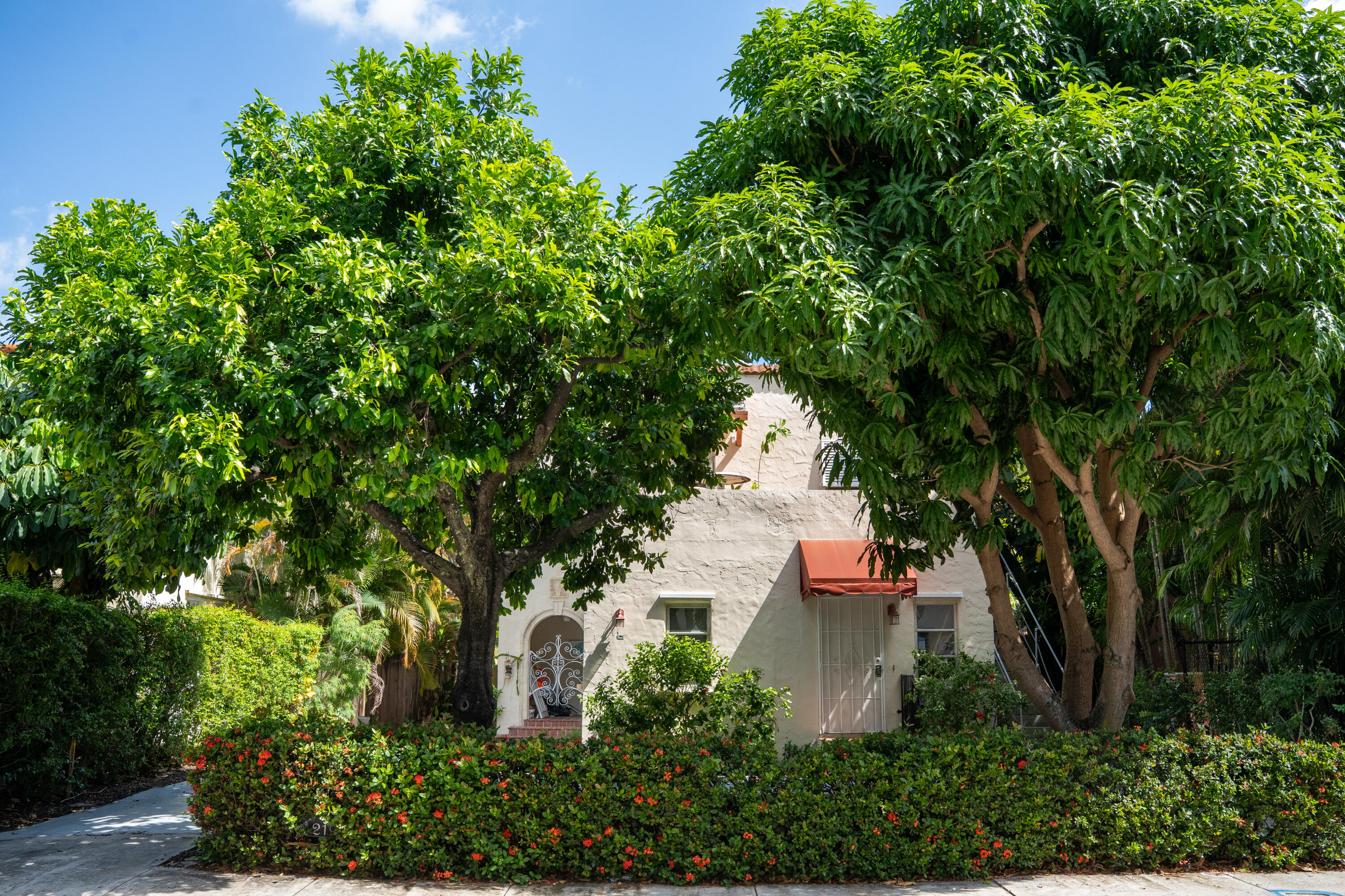View details of listing 219 Seminole Avenue, Palm Beach, FL 33480 Palm Beach with MLS#