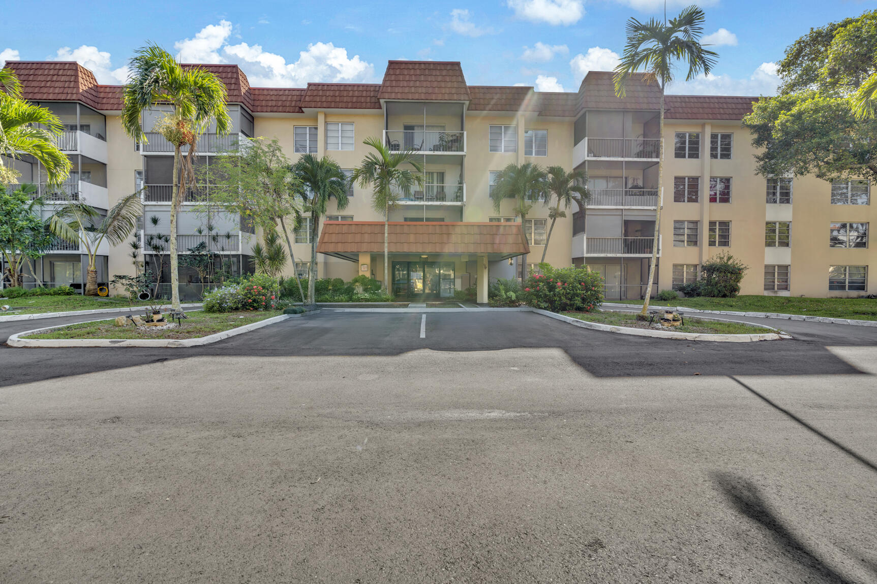 View details of listing 4166 Inverrary Drive 304, Lauderhill, FL 33319 Lauderhill with MLS#