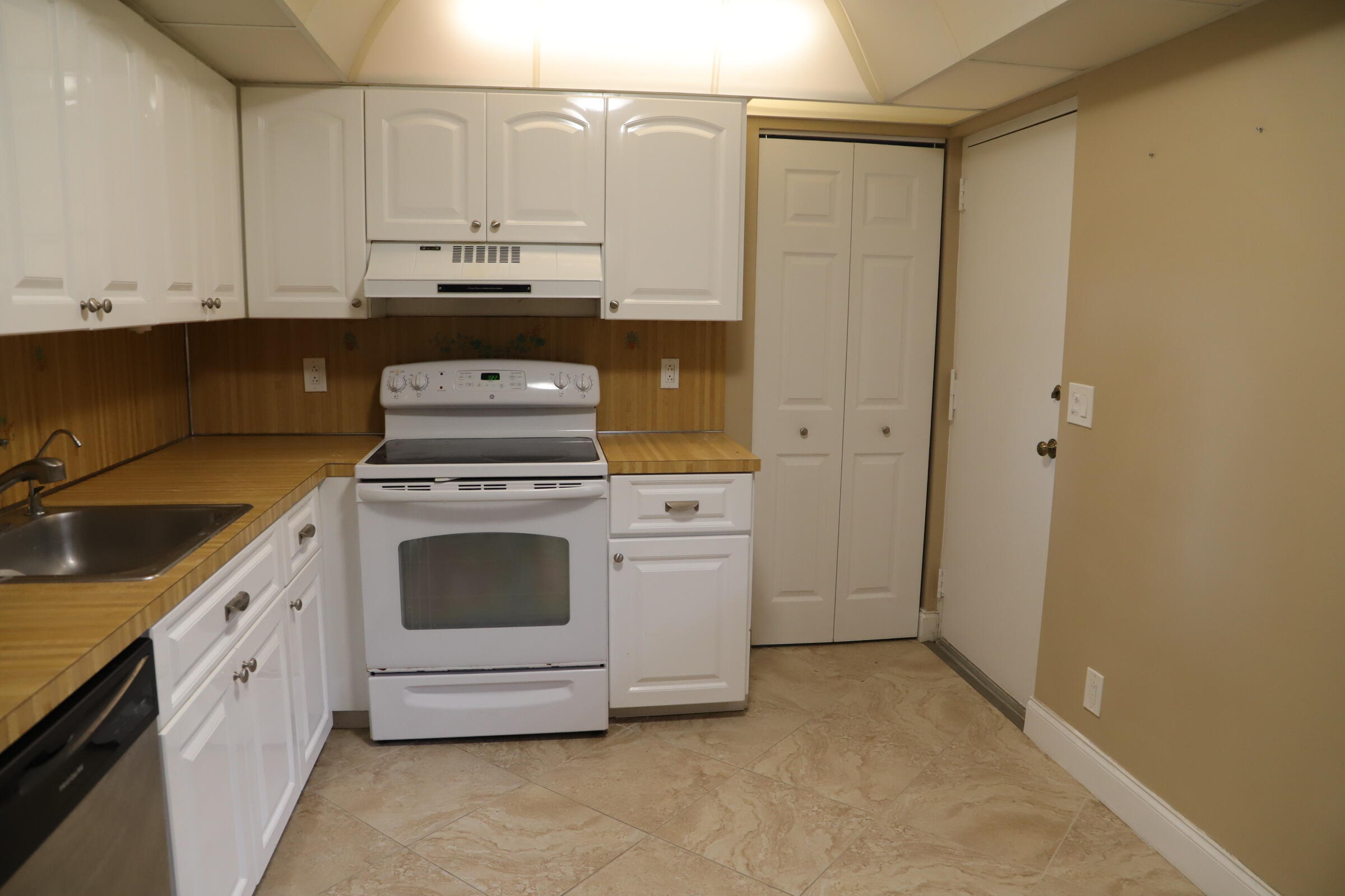 View details of listing 6400 NW 2nd Avenue 423, Boca Raton, FL 33487 Boca Raton with MLS#