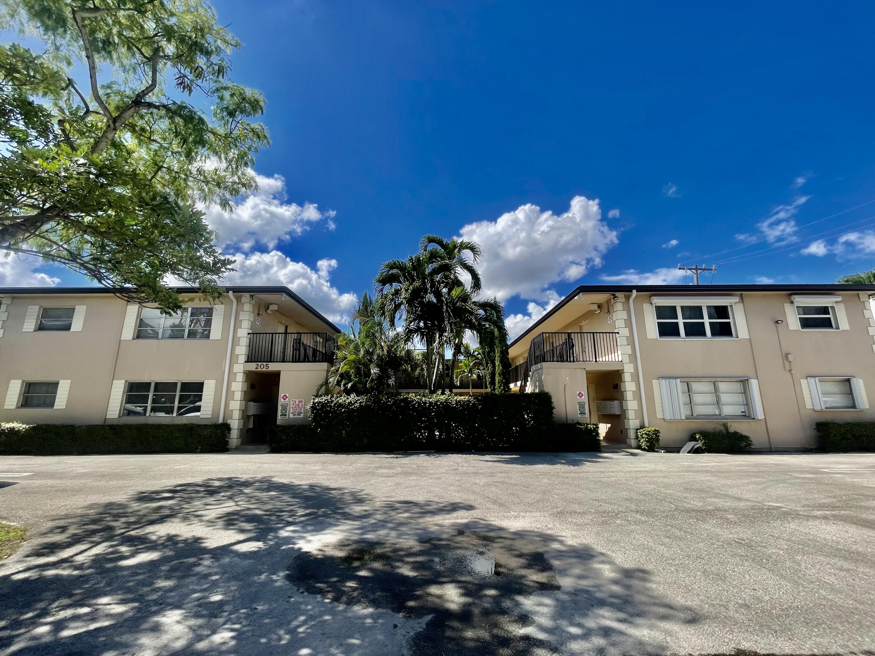 View details of listing 205 NE 3rd Street 105, Boynton Beach, FL 33435 Boynton Beach with MLS#