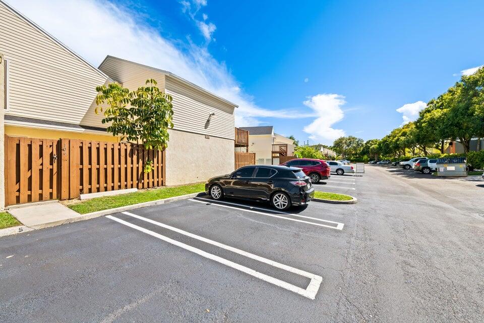 View details of listing 643 Executive Center Drive Q-102, West Palm Beach, FL 33401 West Palm Beach with MLS#