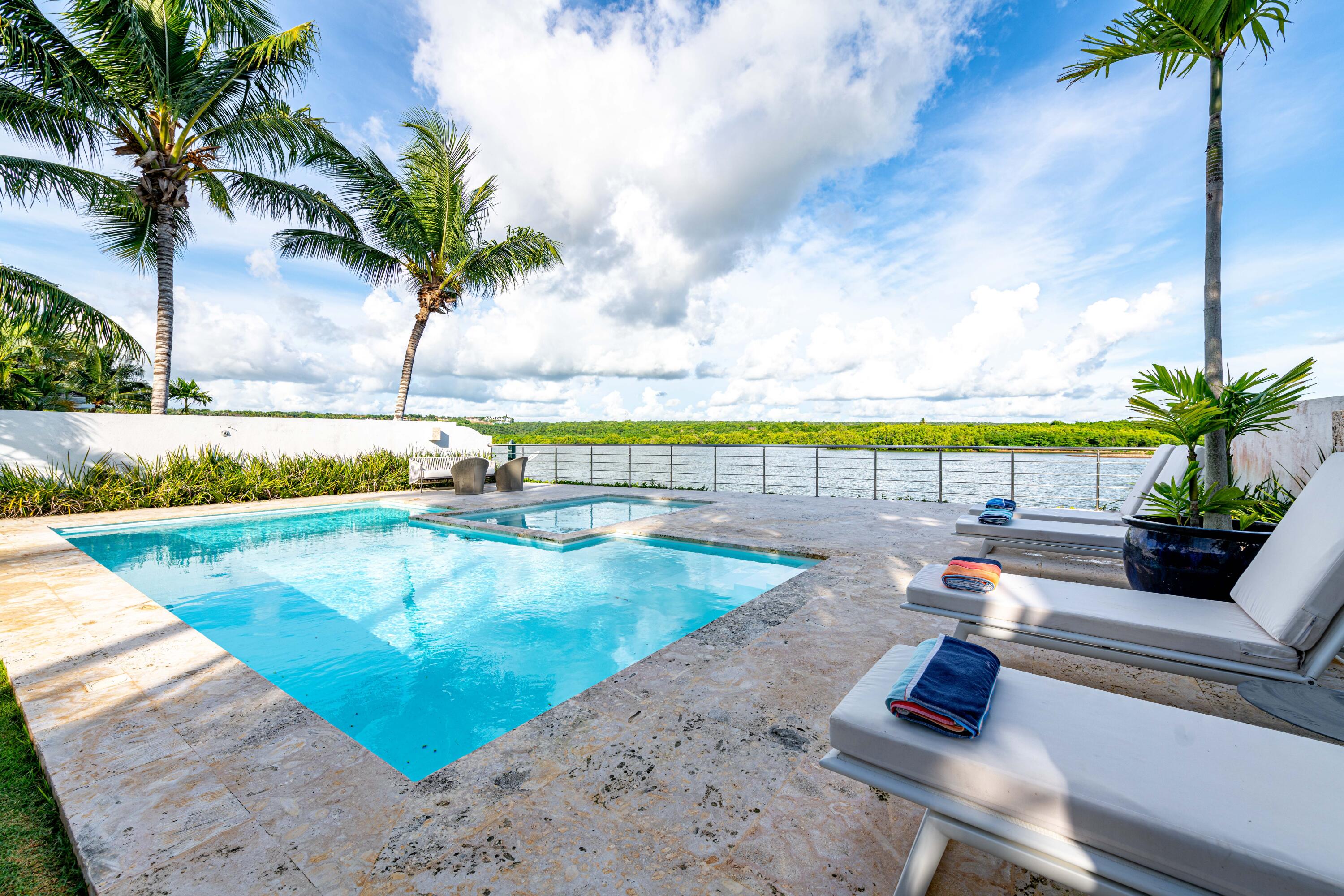 View details of listing 4 Ribera Del Rio  with MLS# 