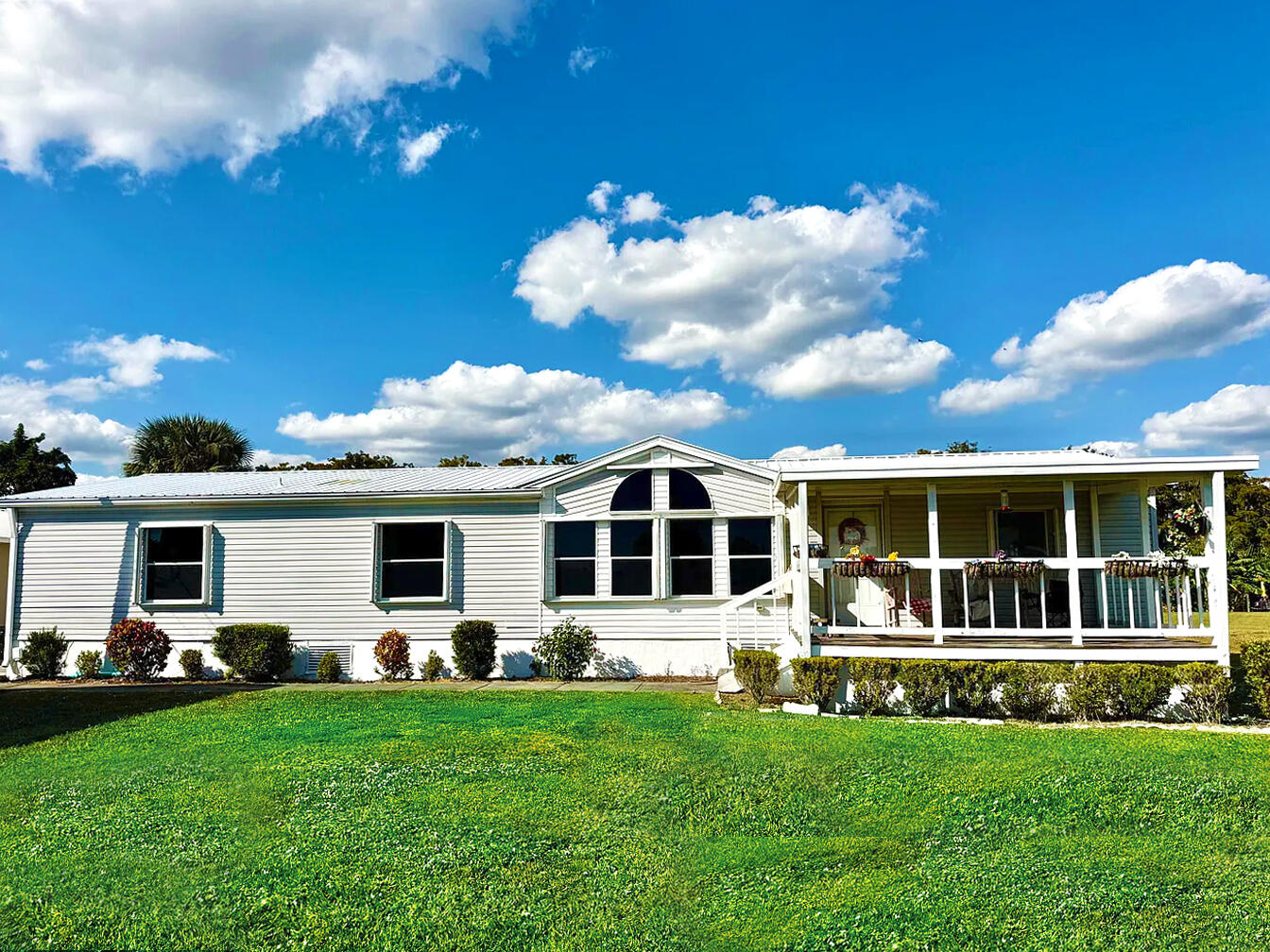 View details of listing 2091 SE 24th Boulevard, Okeechobee, FL 34974 Okeechobee with MLS# 