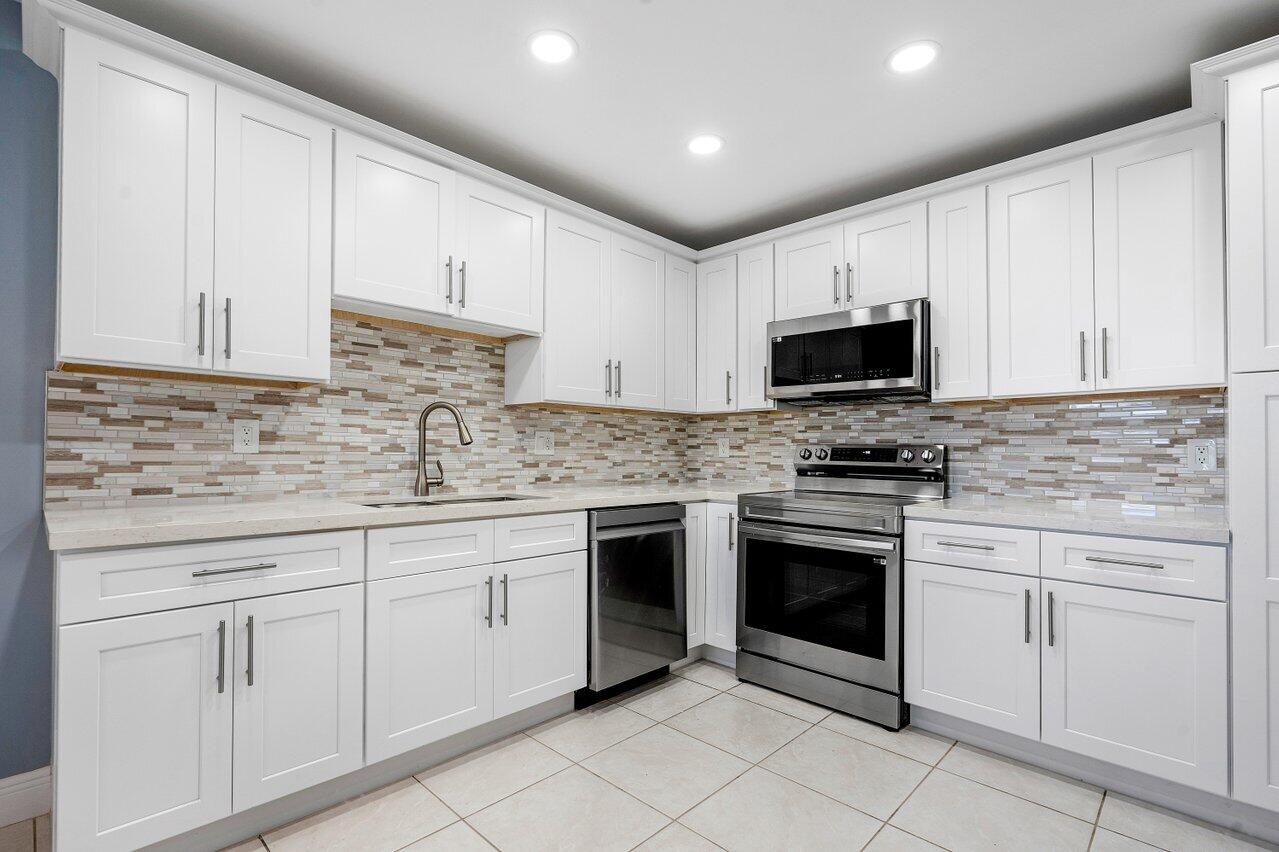 View details of listing 1740 NW 19th Terrace 204, Delray Beach, FL 33445 Delray Beach with MLS#