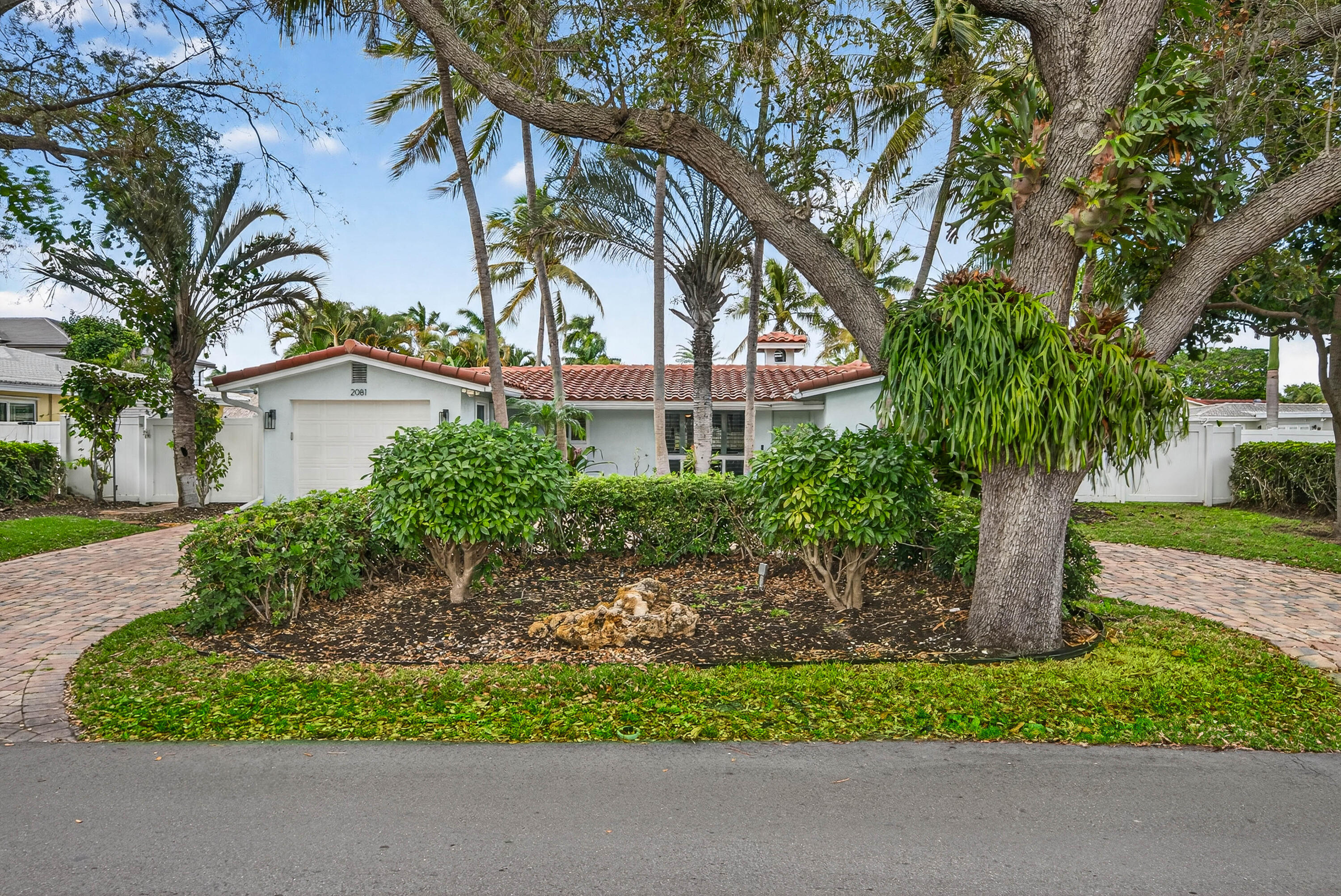 View details of listing 2081 NE 25th Street, Lighthouse Point, FL 33064 Lighthouse Point with MLS#