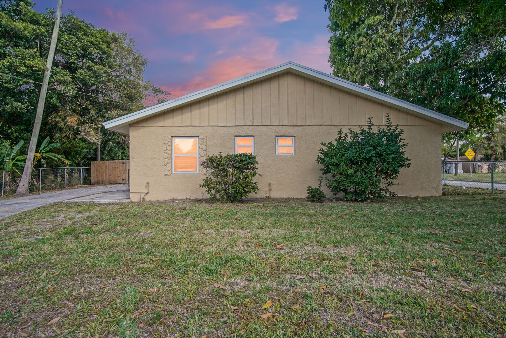 View details of listing 1002 Avenue E E, Fort Pierce, FL 34950 Fort Pierce with MLS# 