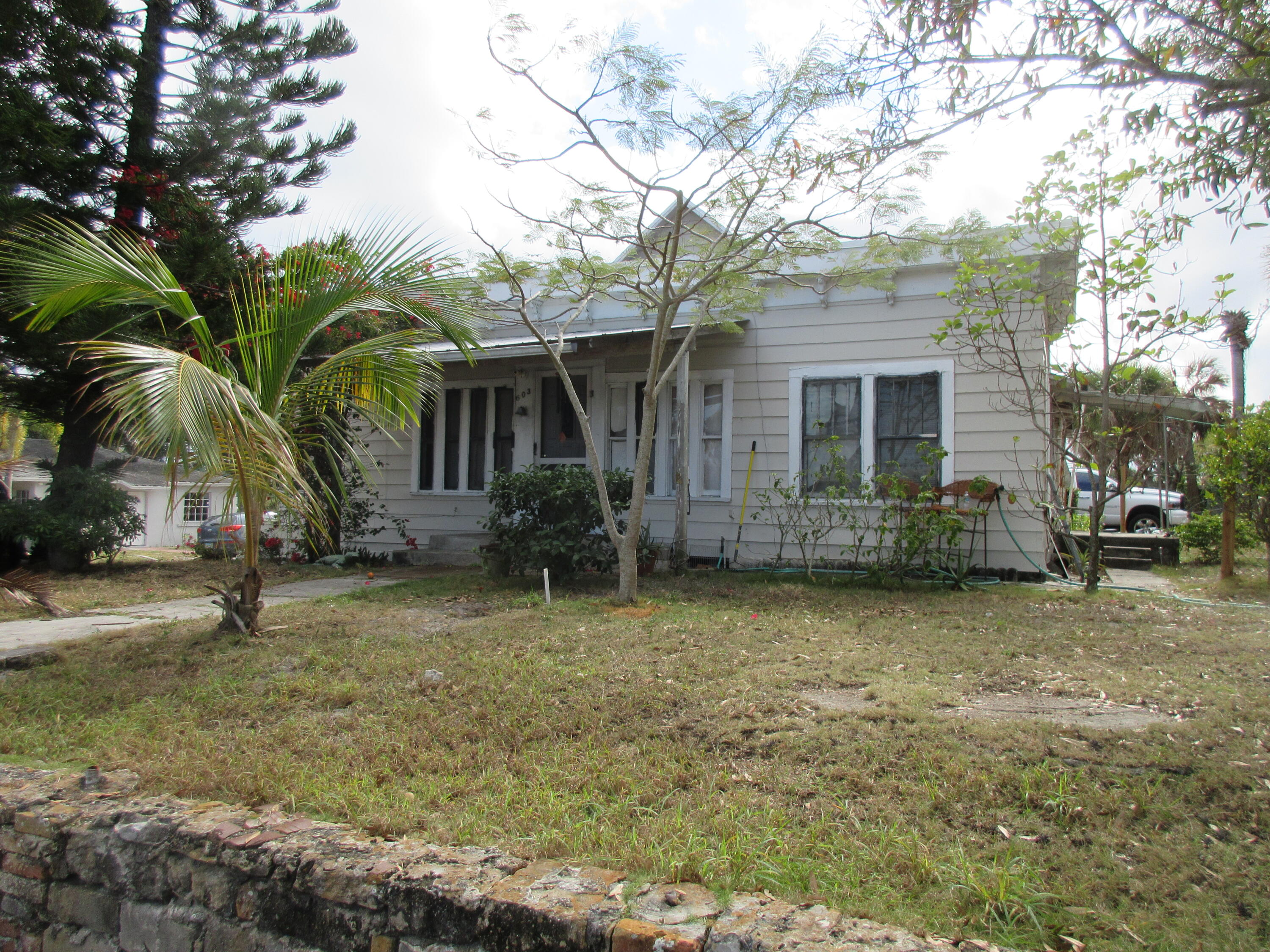 View details of listing 603 Avenue Avenue E, Fort Pierce, FL 34950 Fort Pierce with MLS# 