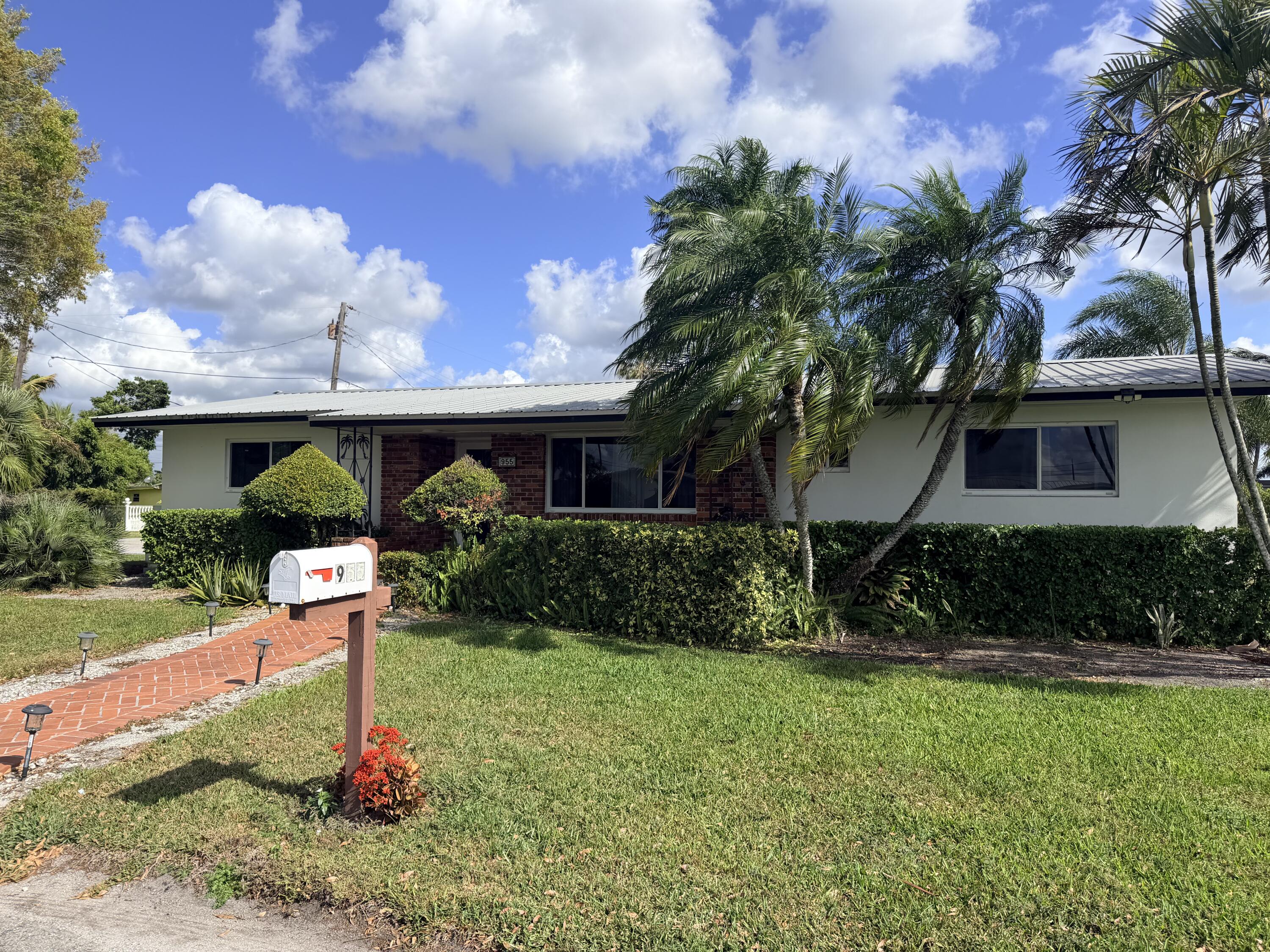 View details of listing 955 NW 4th St Street, Belle Glade, FL 33430 Belle Glade with MLS# 