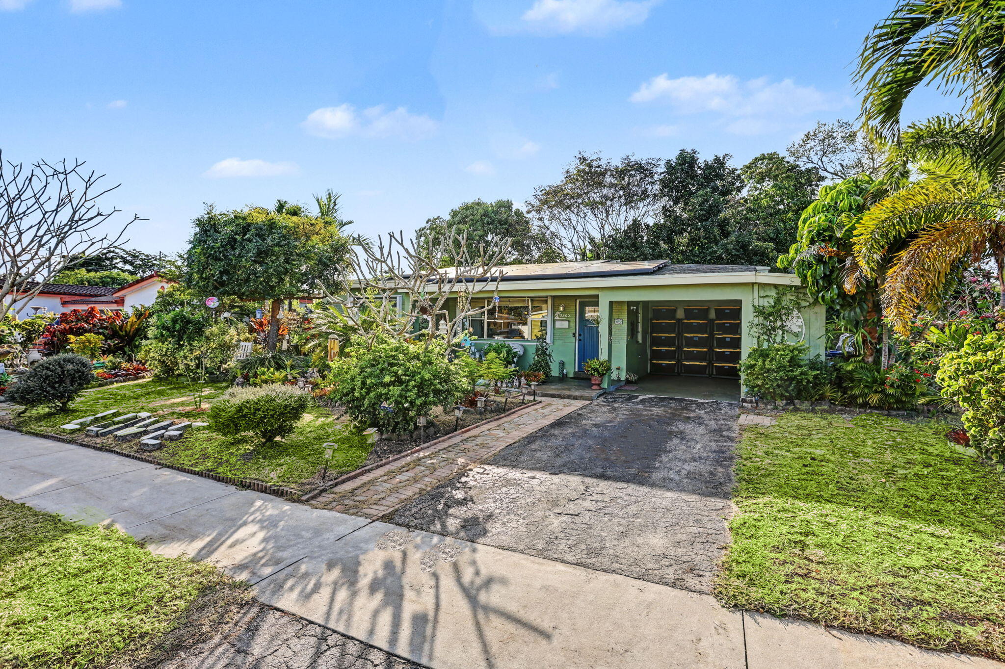 View details of listing 2400 Desoto Drive, Miramar, FL 33023 Miramar with MLS# 