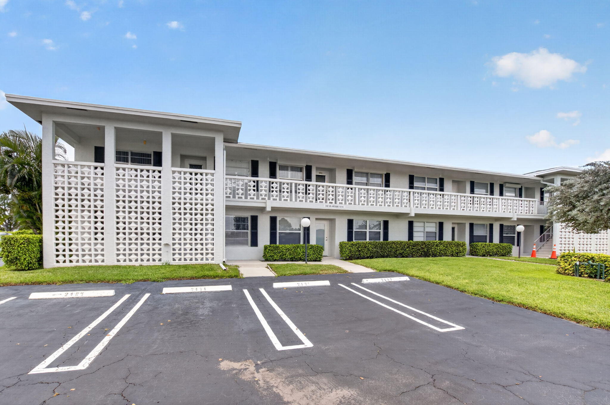 View details of listing 2401 Del Aire Boulevard 101, Delray Beach, FL 33445 Delray Beach with MLS# 