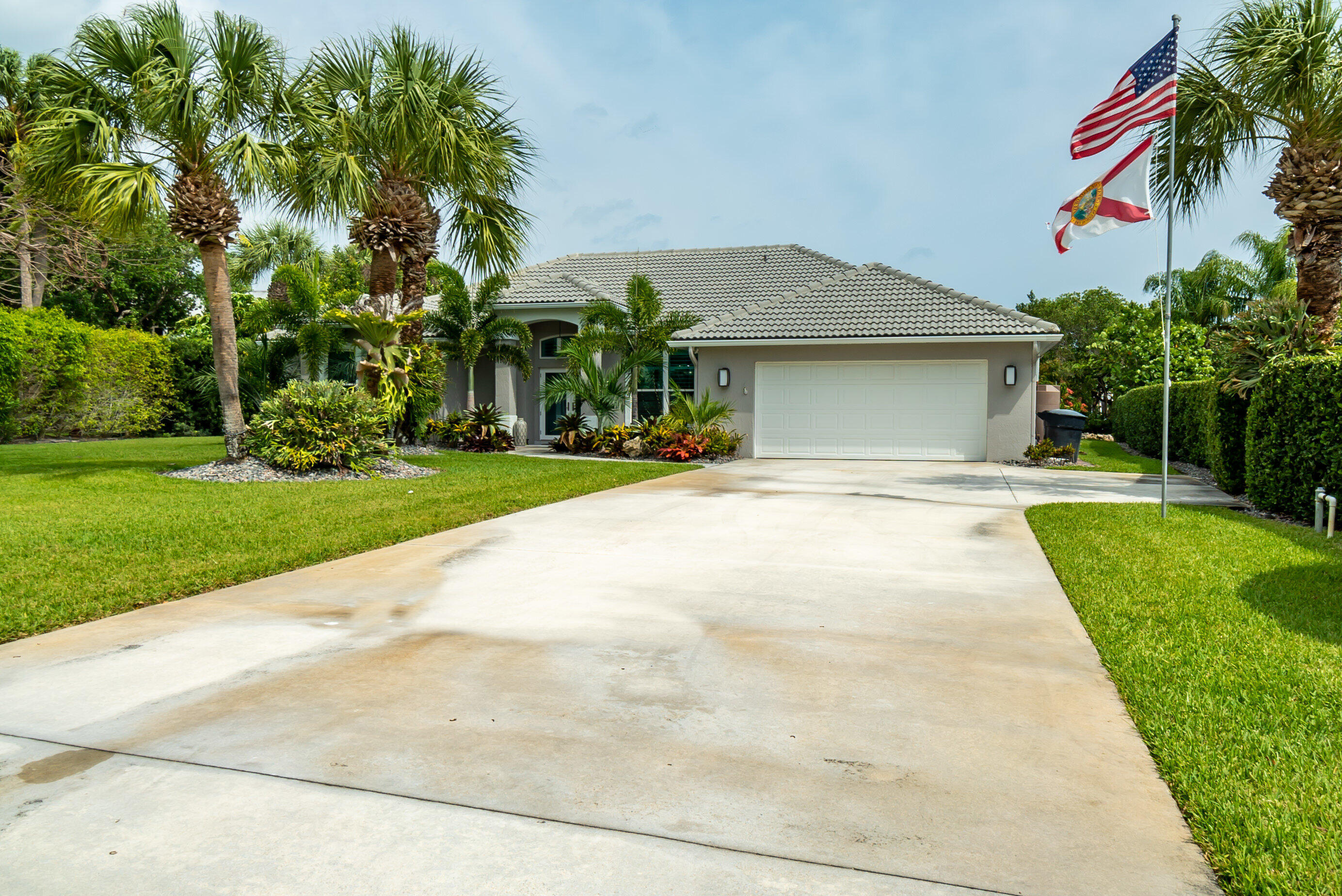 View details of listing 1714 Coconut Drive, Fort Pierce, FL 34949 Fort Pierce with MLS#