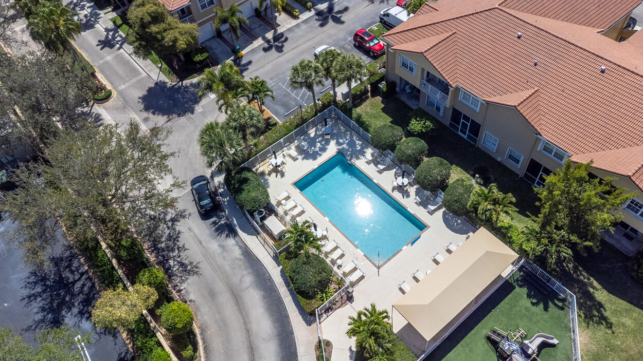 View details of listing 110 Lighthouse Circle H, Tequesta, FL 33469 Tequesta with MLS#