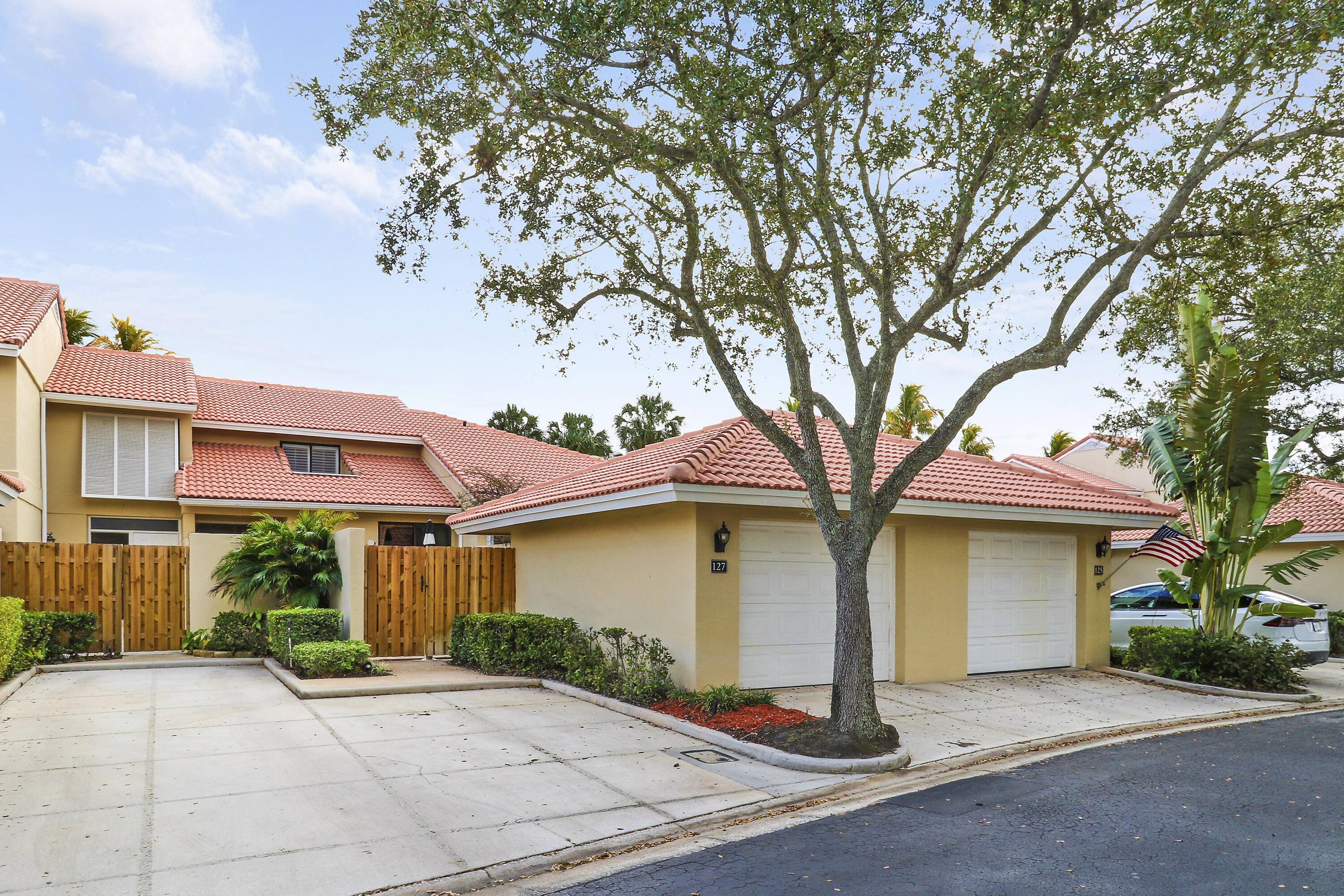 View details of listing 127 Old Meadow Way, Palm Beach Gardens, FL 33418 Palm Beach Gardens with MLS#