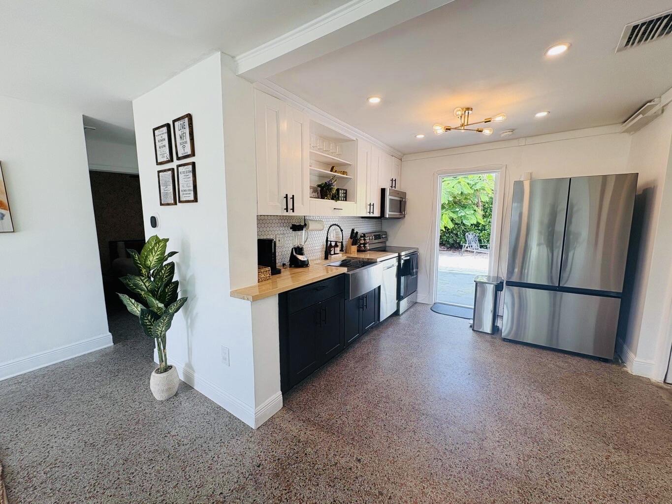 View details of listing 2711 NE 11th Terrace, Pompano Beach, FL 33064 Pompano Beach with MLS#