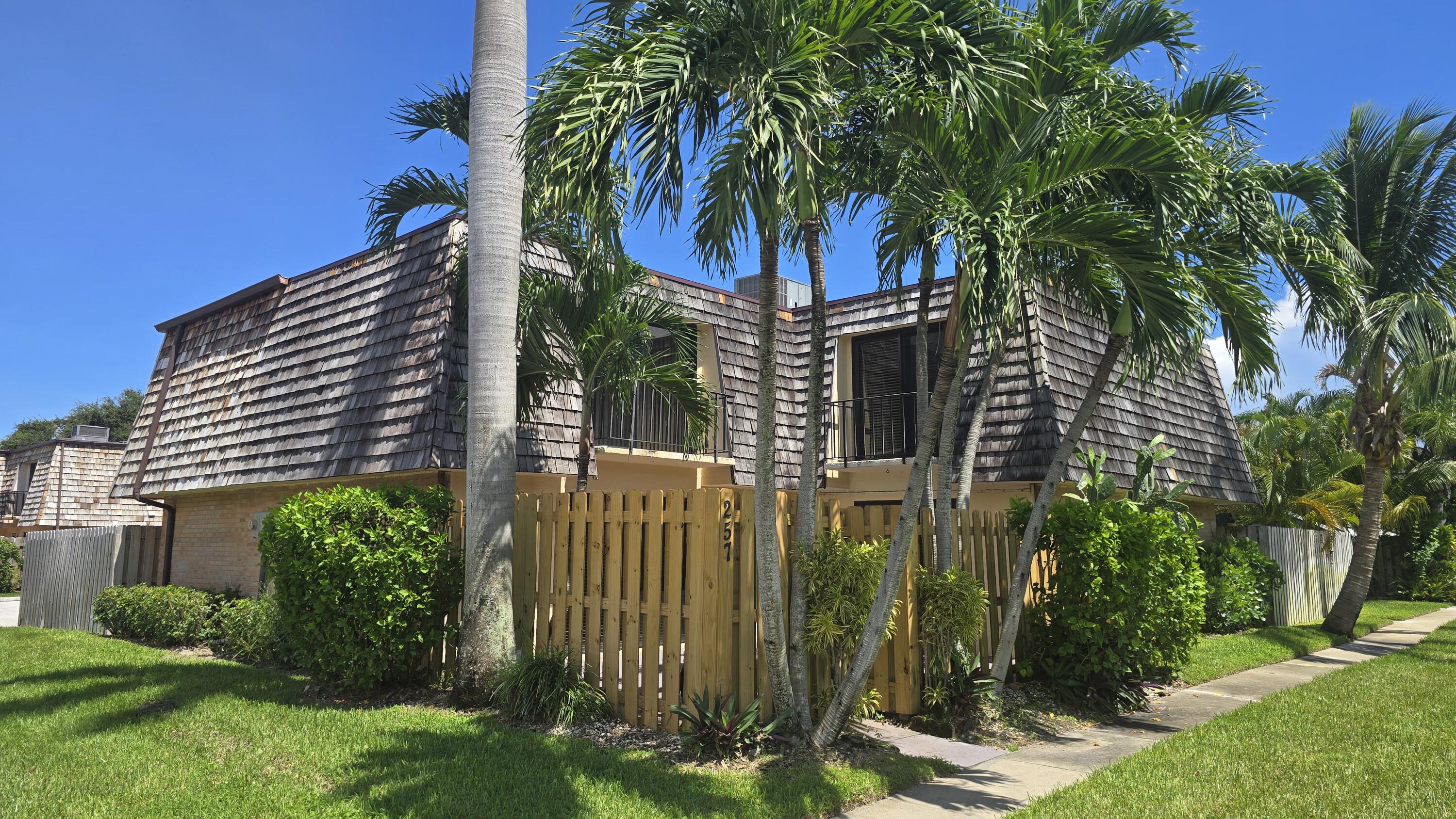 View details of listing 257 Lake Arbor Drive, Palm Springs, FL 33461 Palm Springs with MLS#