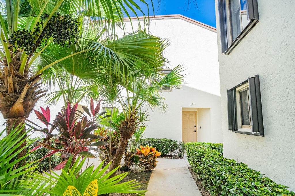 View details of listing 950 S Kanner Highway 124, Stuart, FL 34994 Stuart with MLS# 