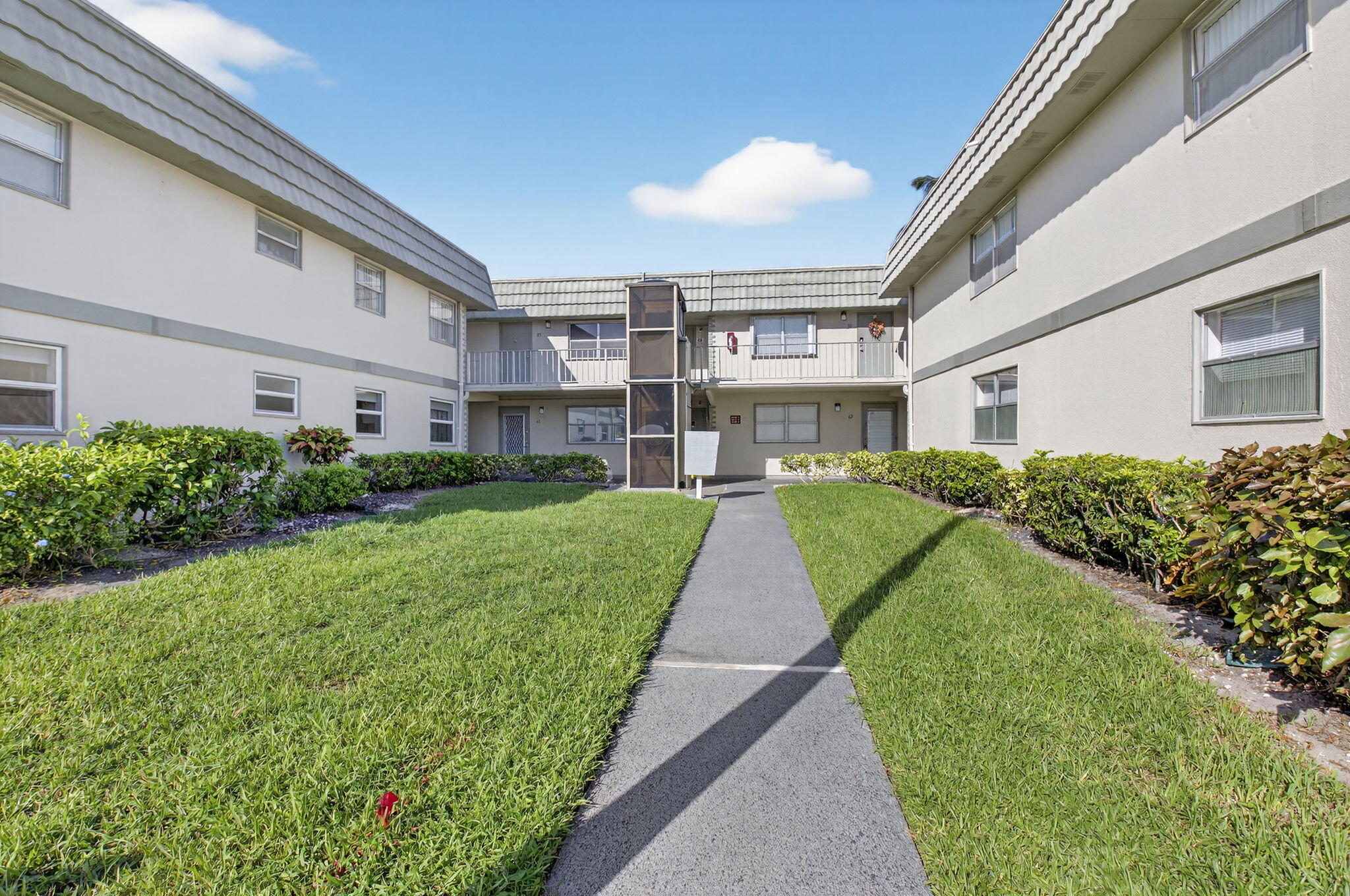 View details of listing 60 Brittany B, Delray Beach, FL 33446 Delray Beach with MLS# 