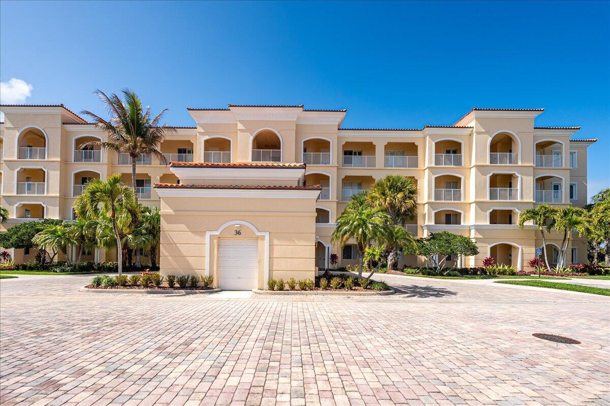 View details of listing 36 Harbour Isle Drive W 106, Fort Pierce, FL 34949 Fort Pierce with MLS# 